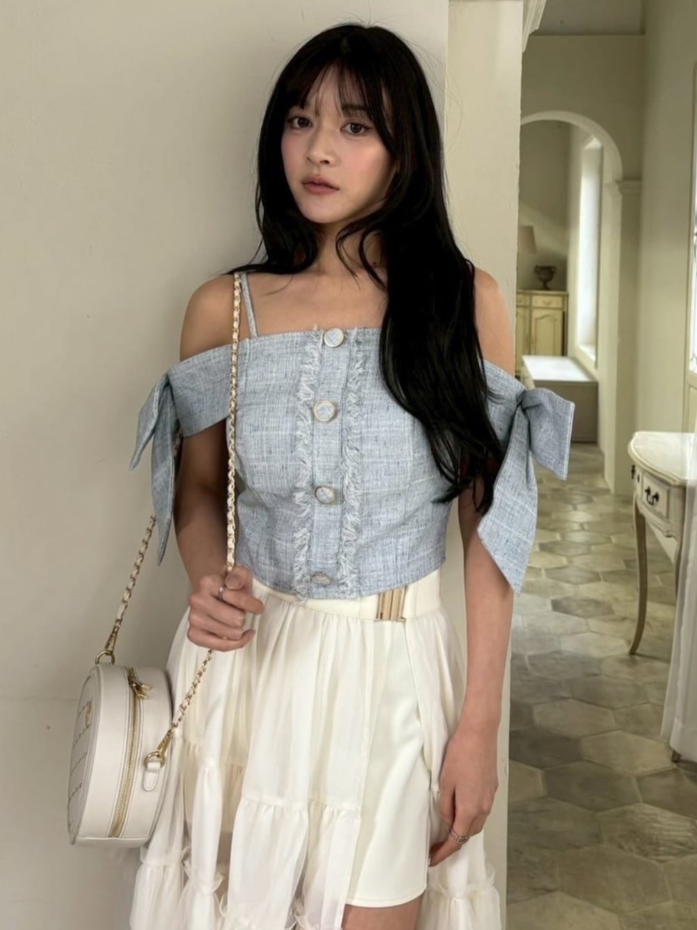 ブルー系のシャツ/ブラウス、ホワイト系のスカートを着用したレディースの春コーディネートの5枚目の写真