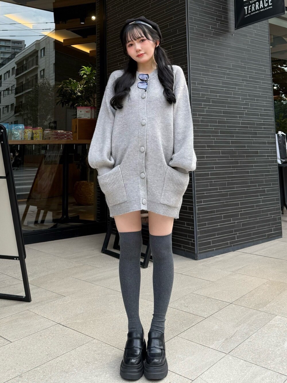 グレー系のカーディガン/ボレロ、ブラック系のローファー、グレー系のソックス/靴下を着用したレディースの秋コーディネートの4枚目の写真