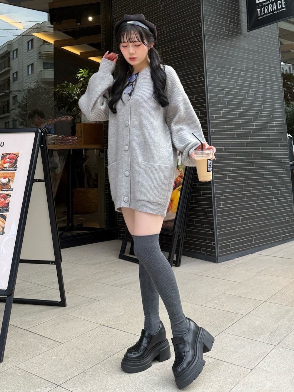 グレー系のカーディガン/ボレロ、ブラック系のローファー、グレー系のソックス/靴下を着用したレディースの秋コーディネートの2枚目の写真