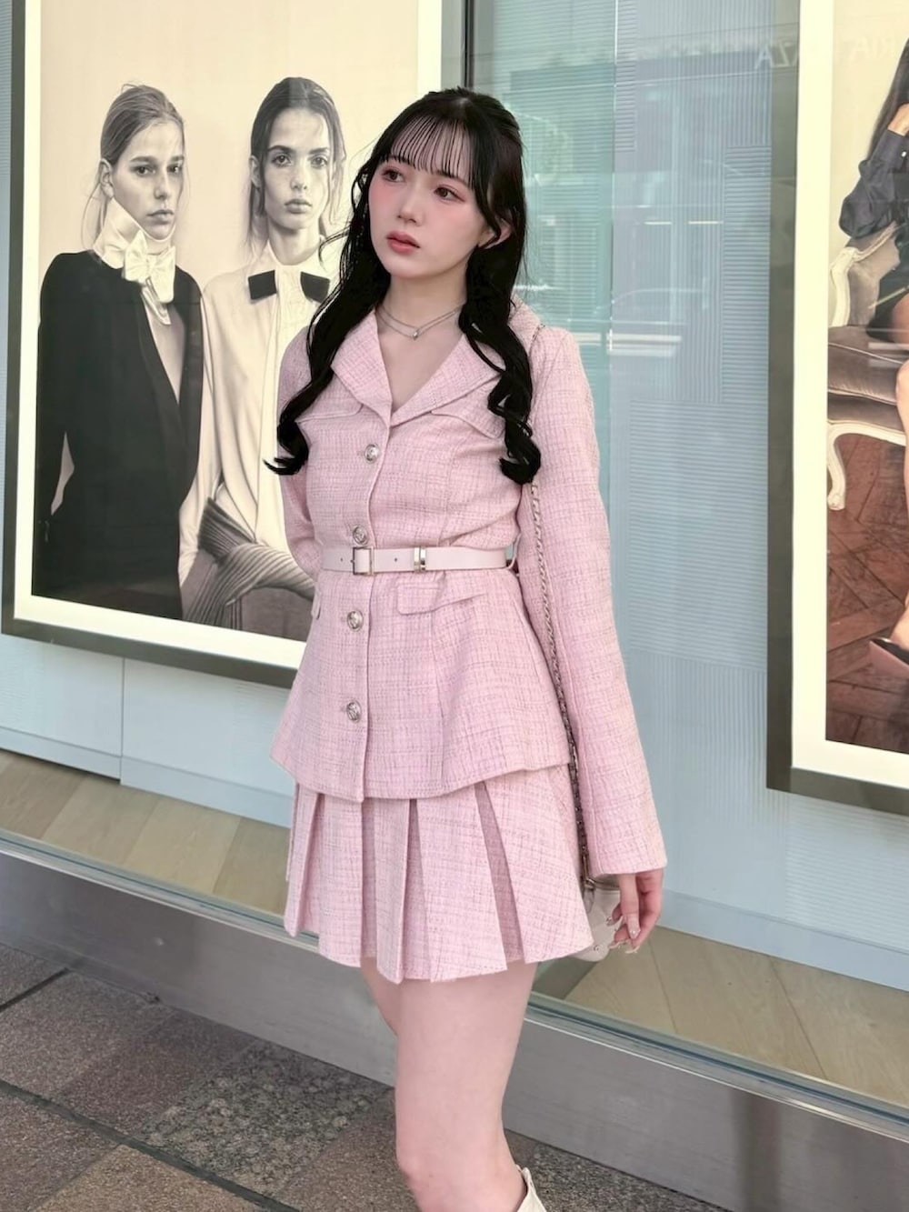 ピンク系のテーラードジャケット、ピンク系のスカートを着用したレディースの春コーディネートの3枚目の写真