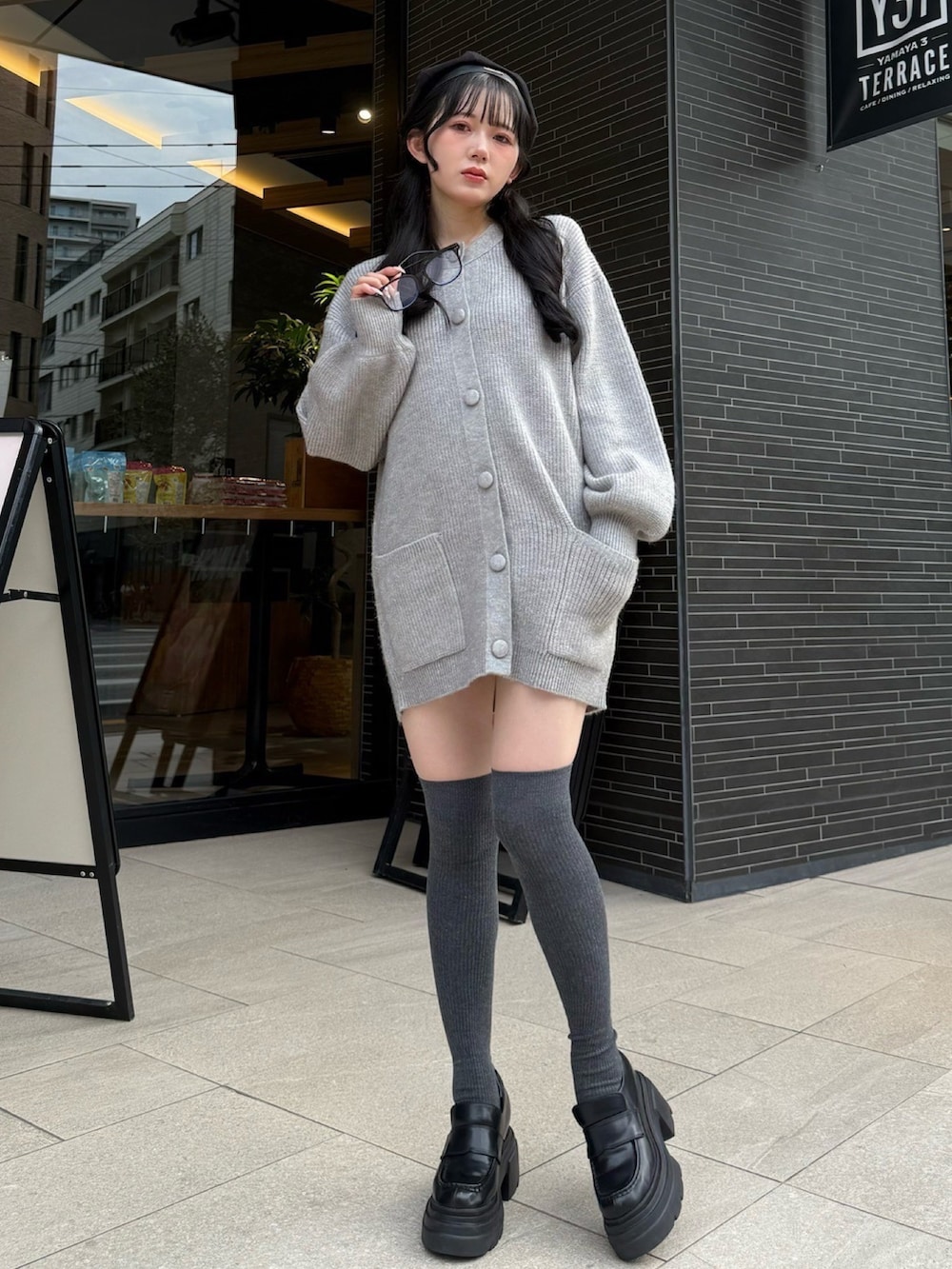 グレー系のカーディガン/ボレロ、ブラック系のローファー、グレー系のソックス/靴下を着用したレディースの秋コーディネートの3枚目の写真