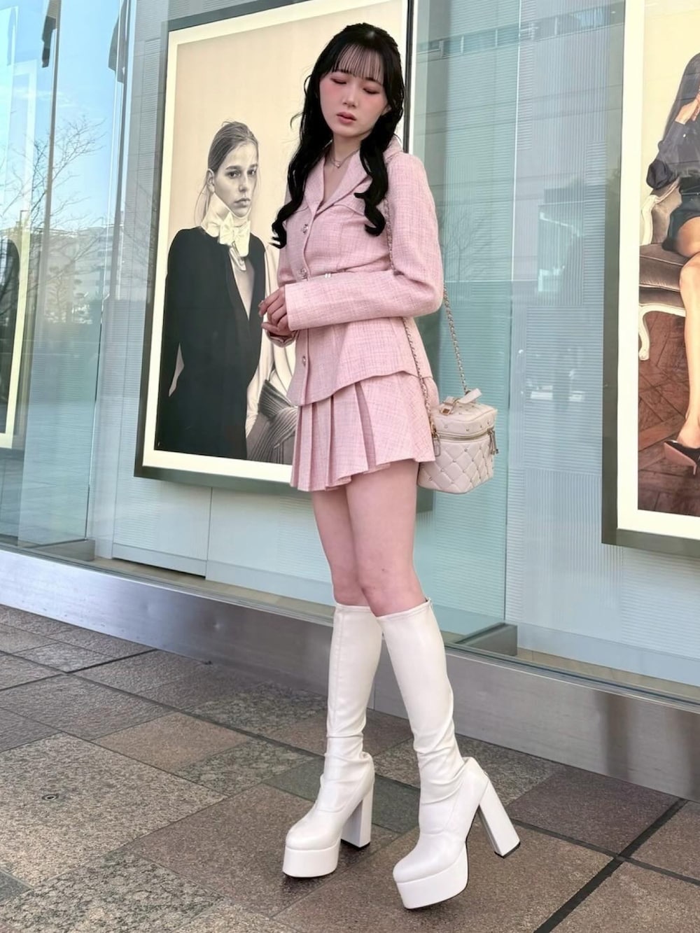 ピンク系のテーラードジャケット、ピンク系のスカートを着用したレディースの春コーディネートの2枚目の写真