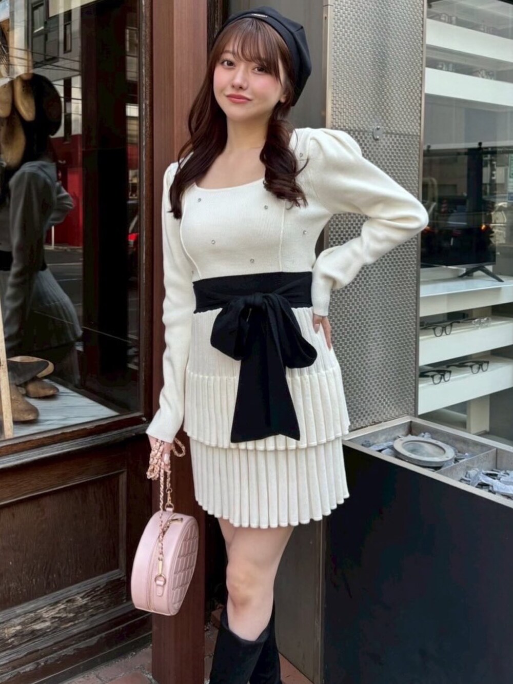 ホワイト系のワンピースを着用したレディースの冬コーディネートの3枚目の写真