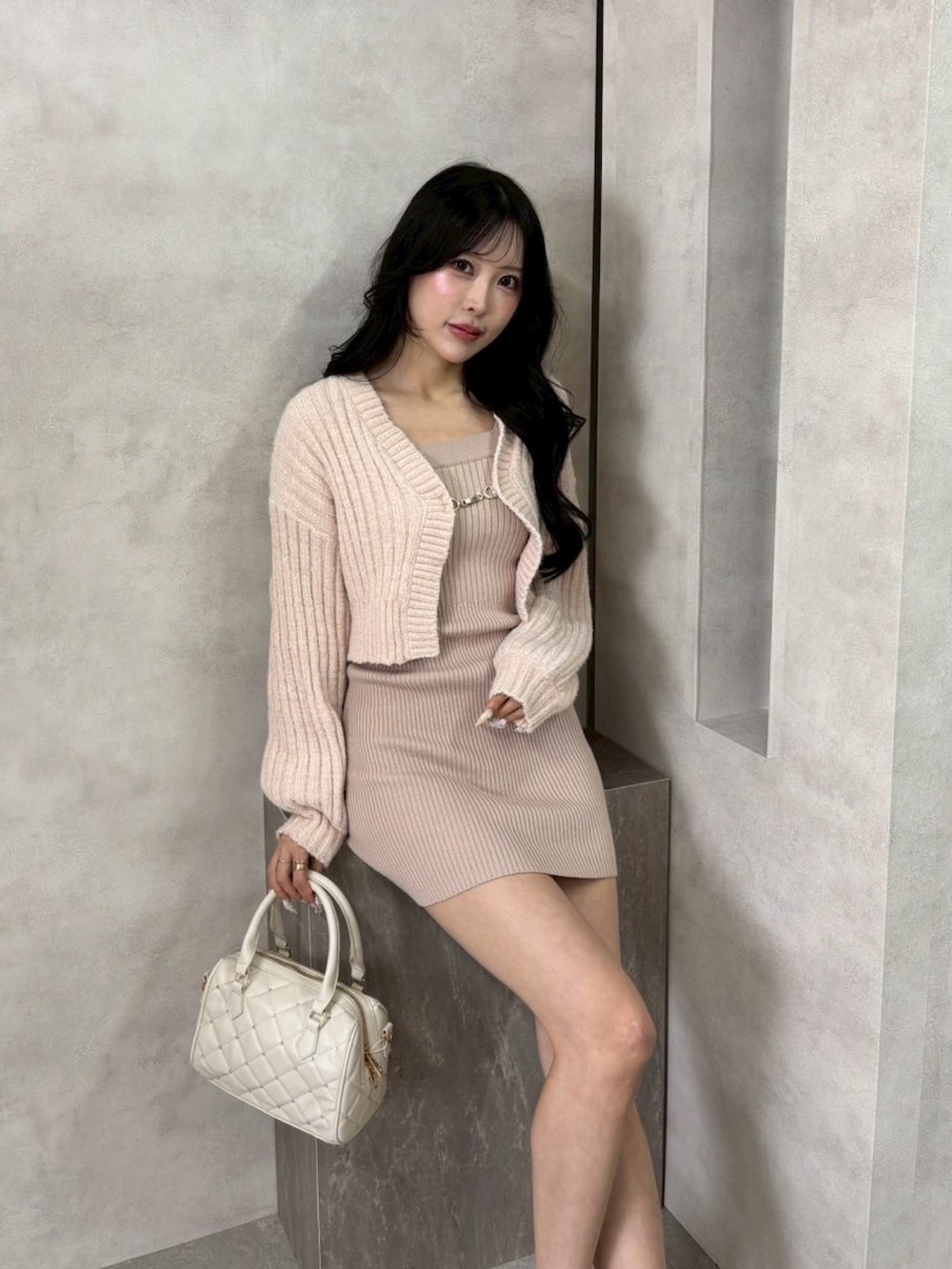 ピンク系のワンピース、ホワイト系のサンダルを着用したレディースの春コーディネートの4枚目の写真