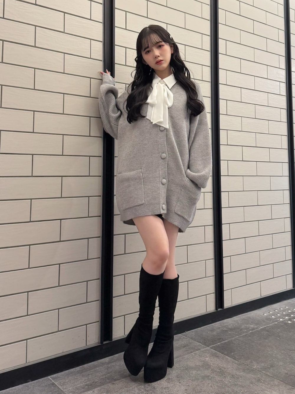 グレー系のカーディガン/ボレロ、ブラック系のその他パンツ、ホワイト系のシャツ/ブラウスを着用したレディースの秋コーディネートの3枚目の写真