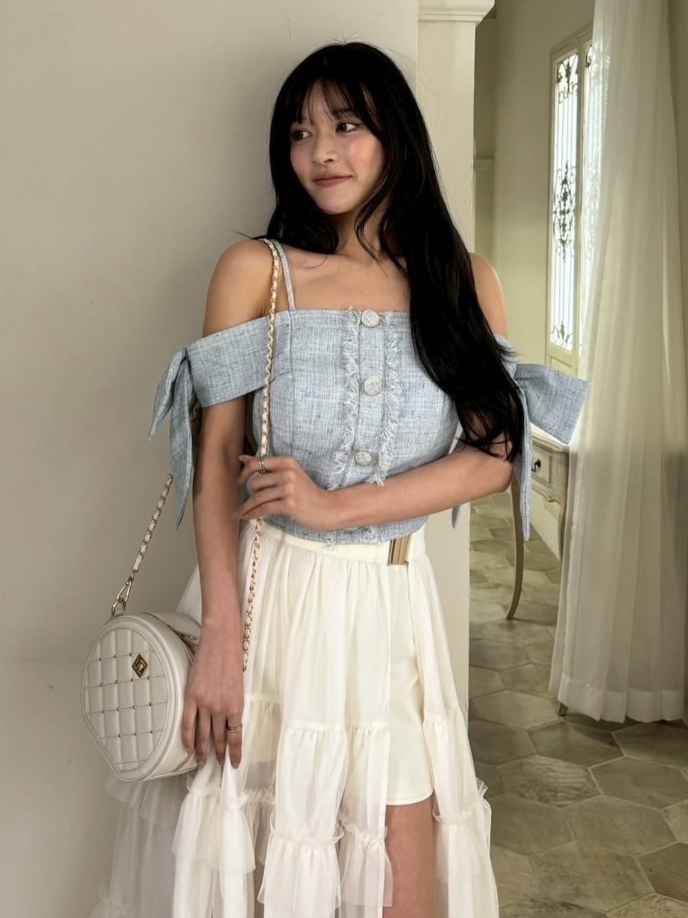 ブルー系のシャツ/ブラウス、ホワイト系のスカートを着用したレディースの春コーディネートの4枚目の写真