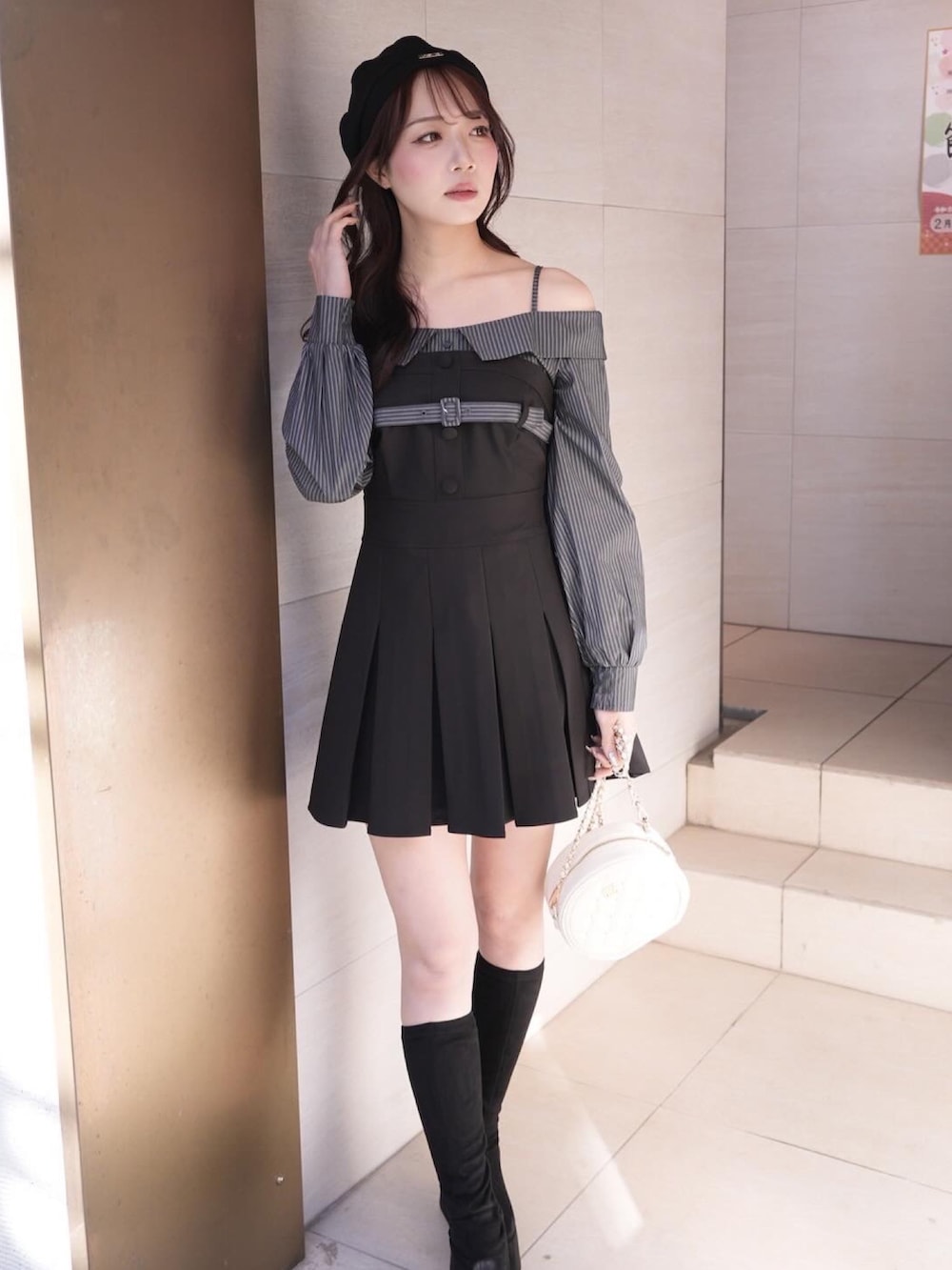 ブラック系のシャツワンピースを着用したレディースの春コーディネートの3枚目の写真