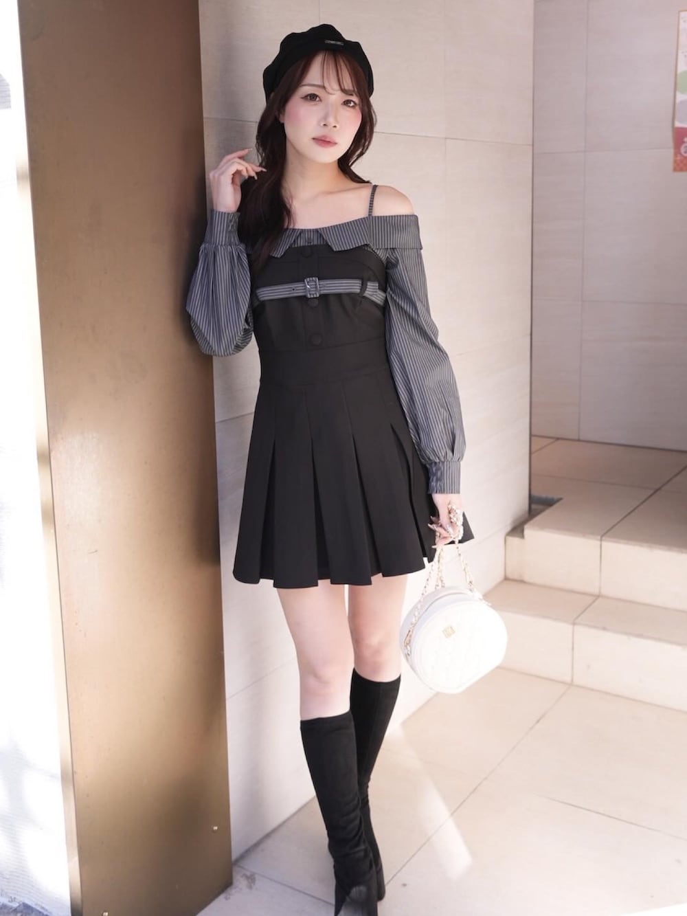 ブラック系のシャツワンピースを着用したレディースの春コーディネートの2枚目の写真