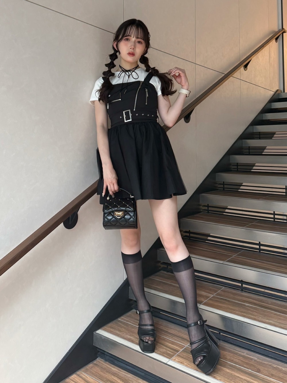 「ブラック、夏コーデ、オトナ女子、大人かわいい、レイヤードスタイル」｜「LIPSERVICEのチュールフレアジャンスカワンピース（ワンピース、ブラック系）」を使った、LIP SERVICEさん（レディース・158cm）の夏コーディネートの2枚目の写真