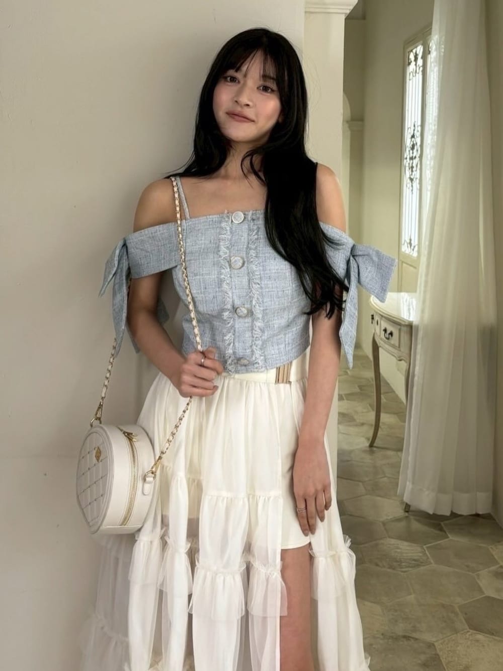 ブルー系のシャツ/ブラウス、ホワイト系のスカートを着用したレディースの春コーディネートの3枚目の写真