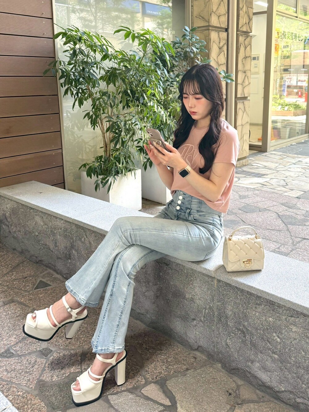 ブルー系のデニムパンツ、ホワイト系のサンダル、ピンク系のTシャツ/カットソーを着用したレディースの夏コーディネートの2枚目の写真