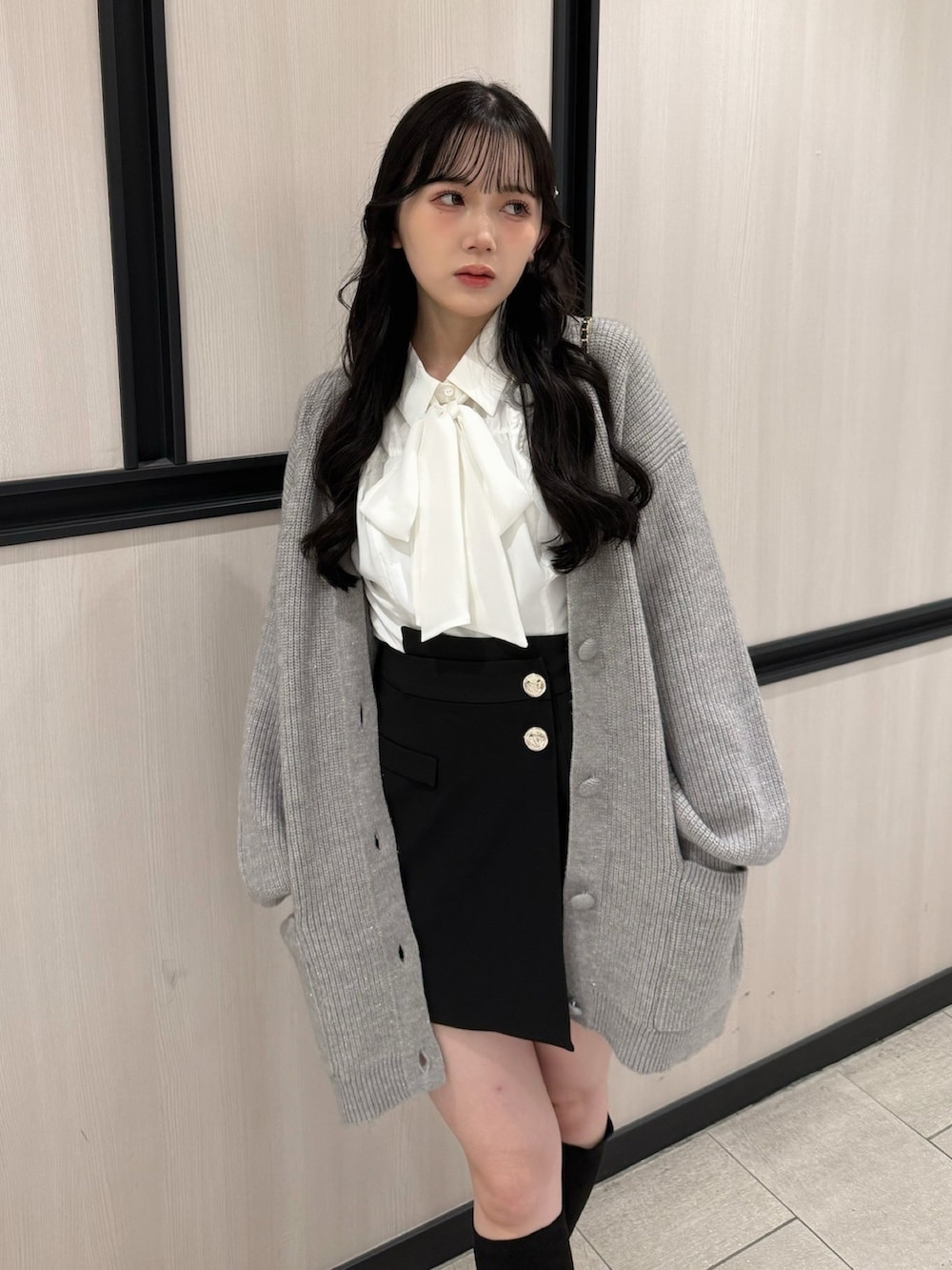 グレー系のカーディガン/ボレロ、ブラック系のその他パンツ、ホワイト系のシャツ/ブラウスを着用したレディースの秋コーディネートの2枚目の写真
