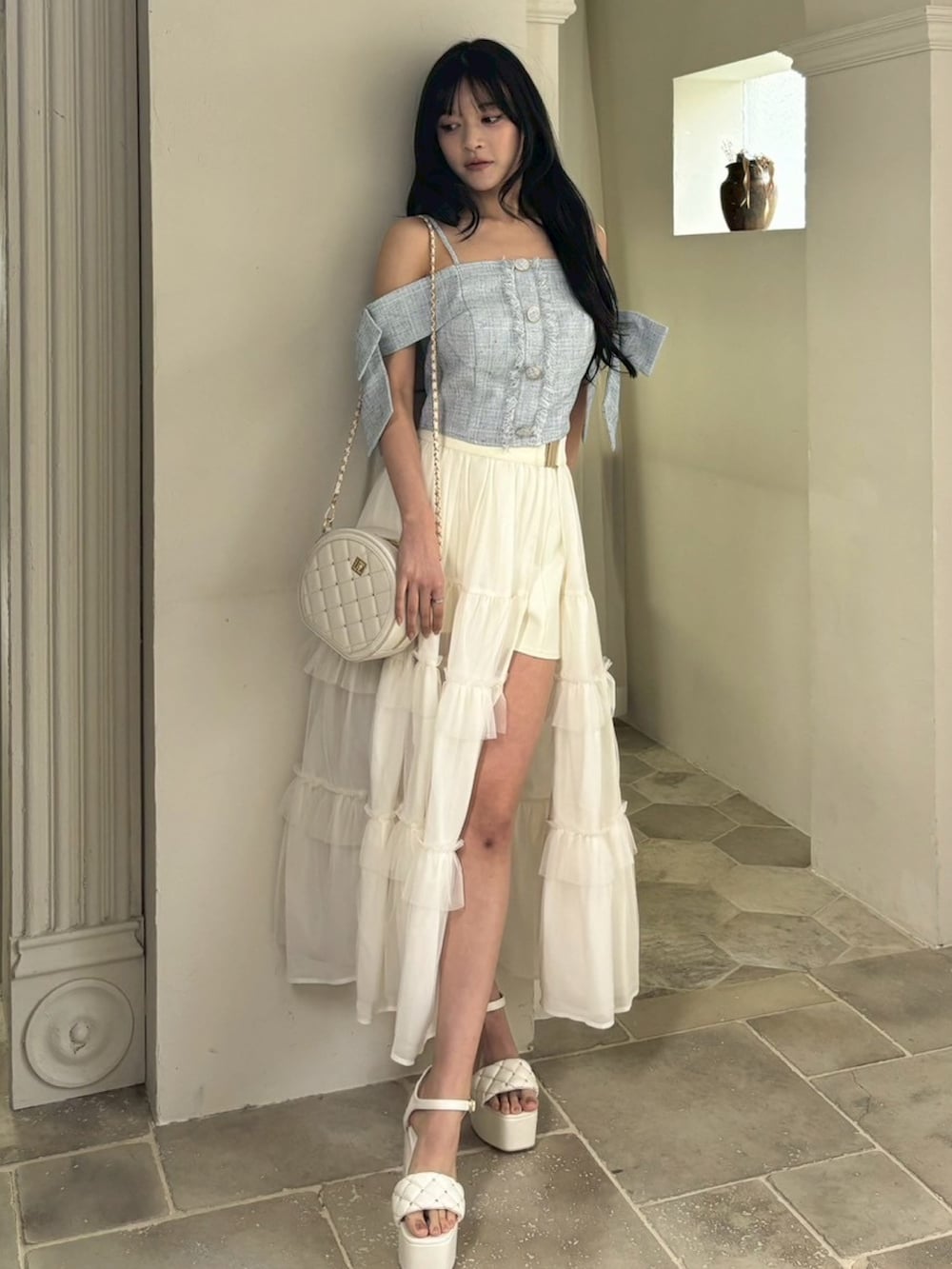 ブルー系のシャツ/ブラウス、ホワイト系のスカートを着用したレディースの春コーディネートの2枚目の写真