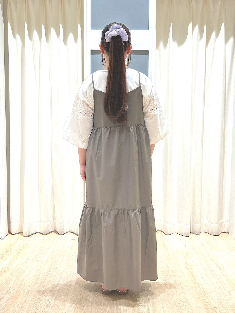 ブラウン系のワンピース、ホワイト系のTシャツ/カットソーを着用したレディースの夏コーディネートの4枚目の写真