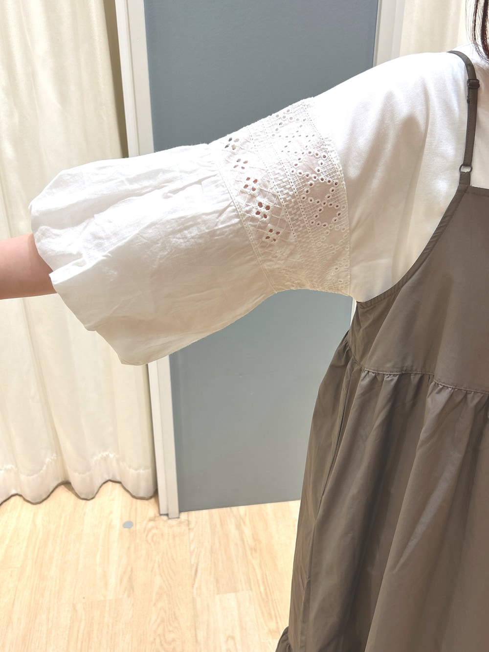 ブラウン系のワンピース、ホワイト系のTシャツ/カットソーを着用したレディースの夏コーディネートの5枚目の写真