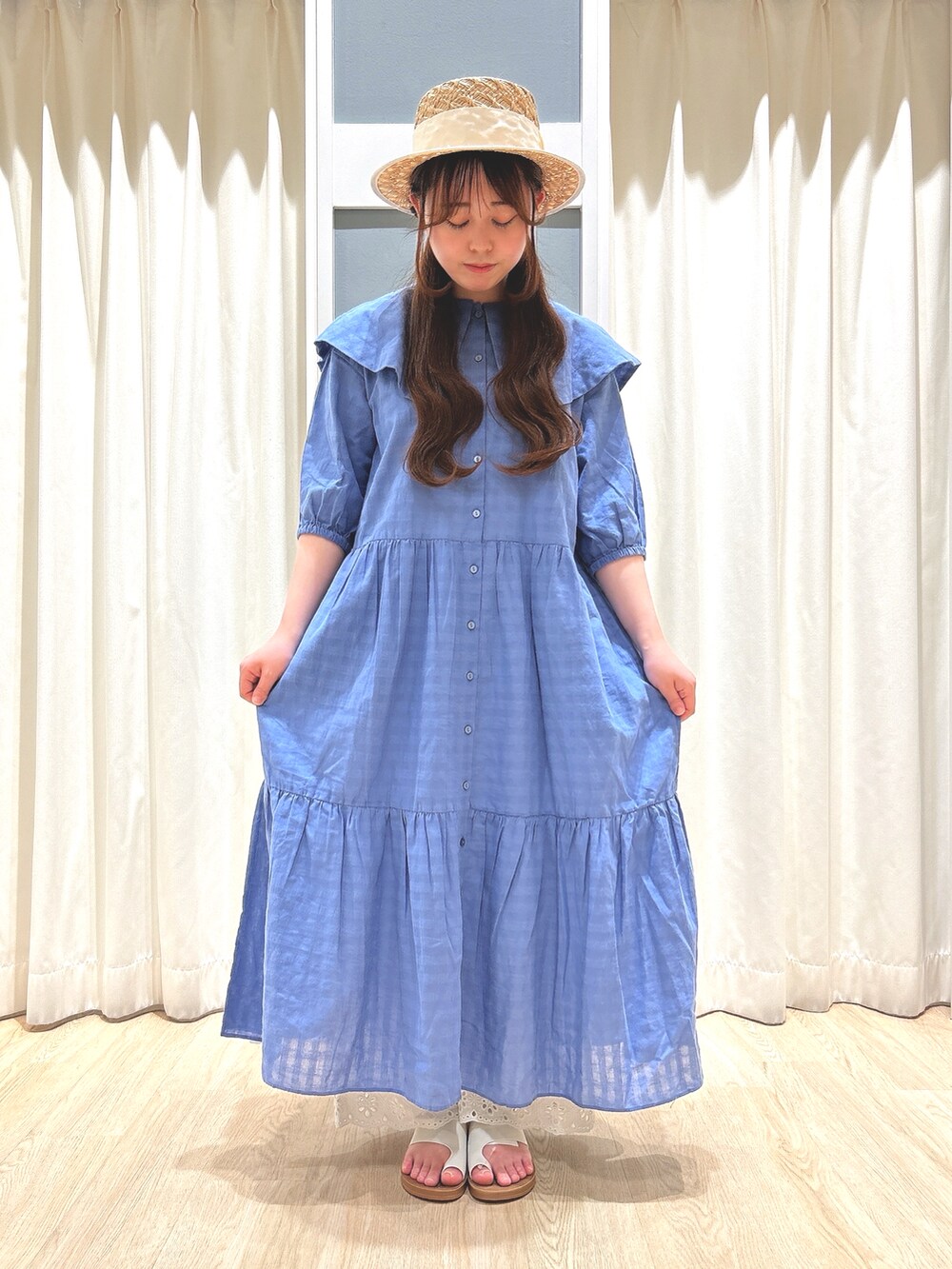 ホワイト系のその他パンツ、ホワイト系のサンダル、ホワイト系のハットを着用したレディースの夏コーディネートの2枚目の写真