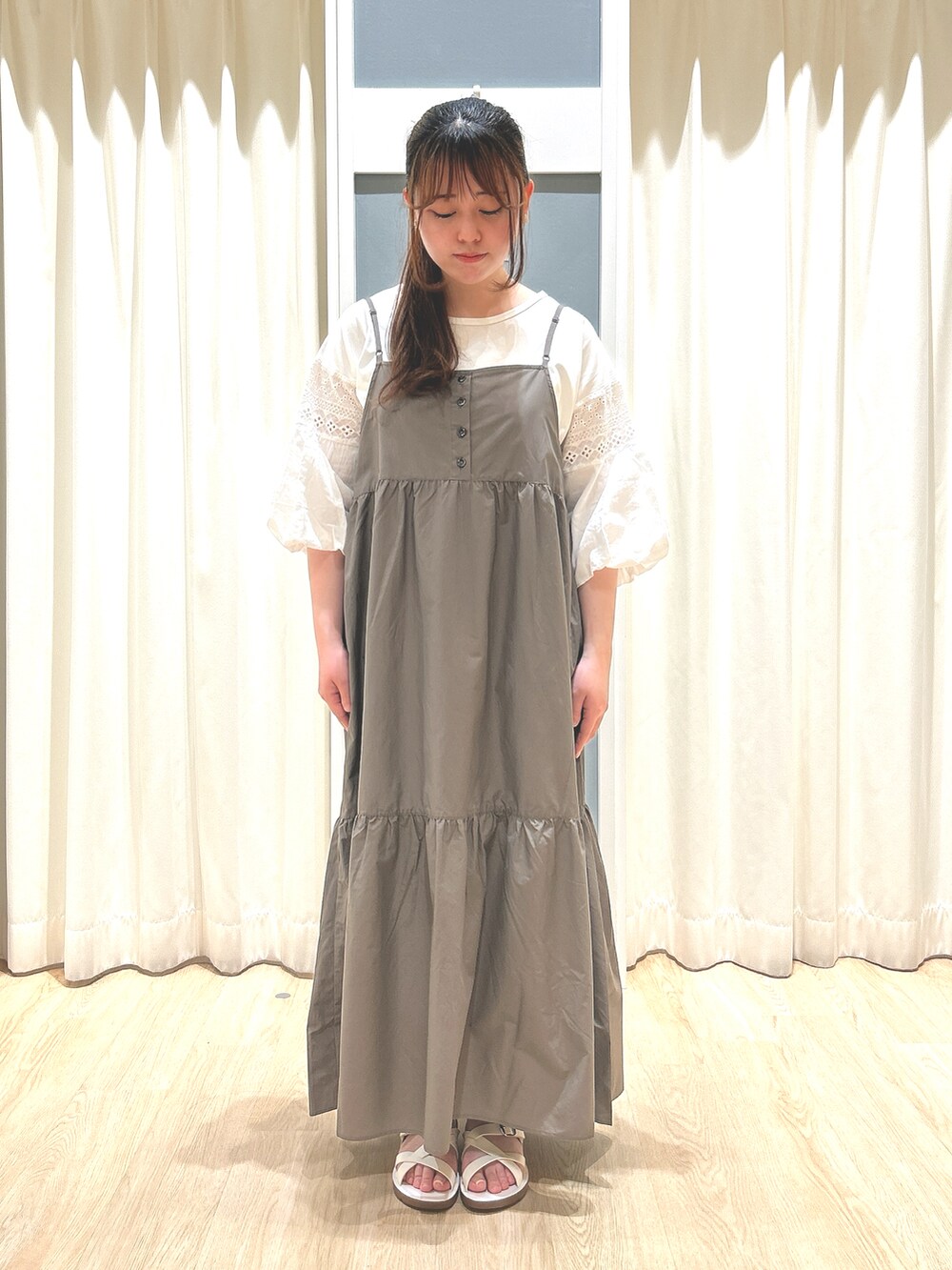 ブラウン系のワンピース、ホワイト系のTシャツ/カットソーを着用したレディースの夏コーディネートの2枚目の写真