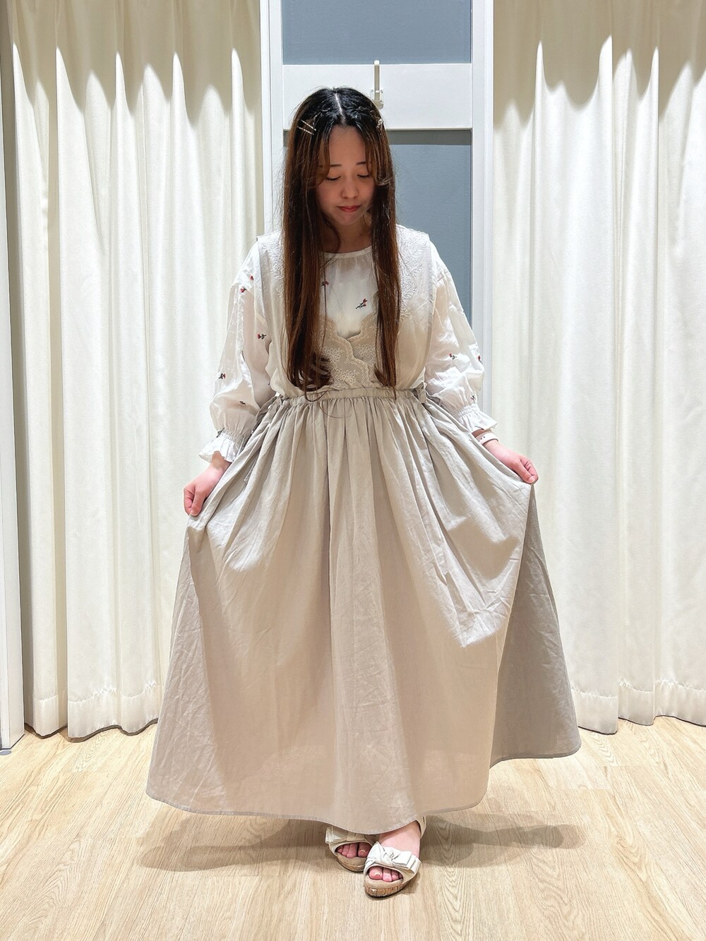 ホワイト系のワンピース、ホワイト系のシャツ/ブラウスを着用したレディースの夏コーディネートの3枚目の写真