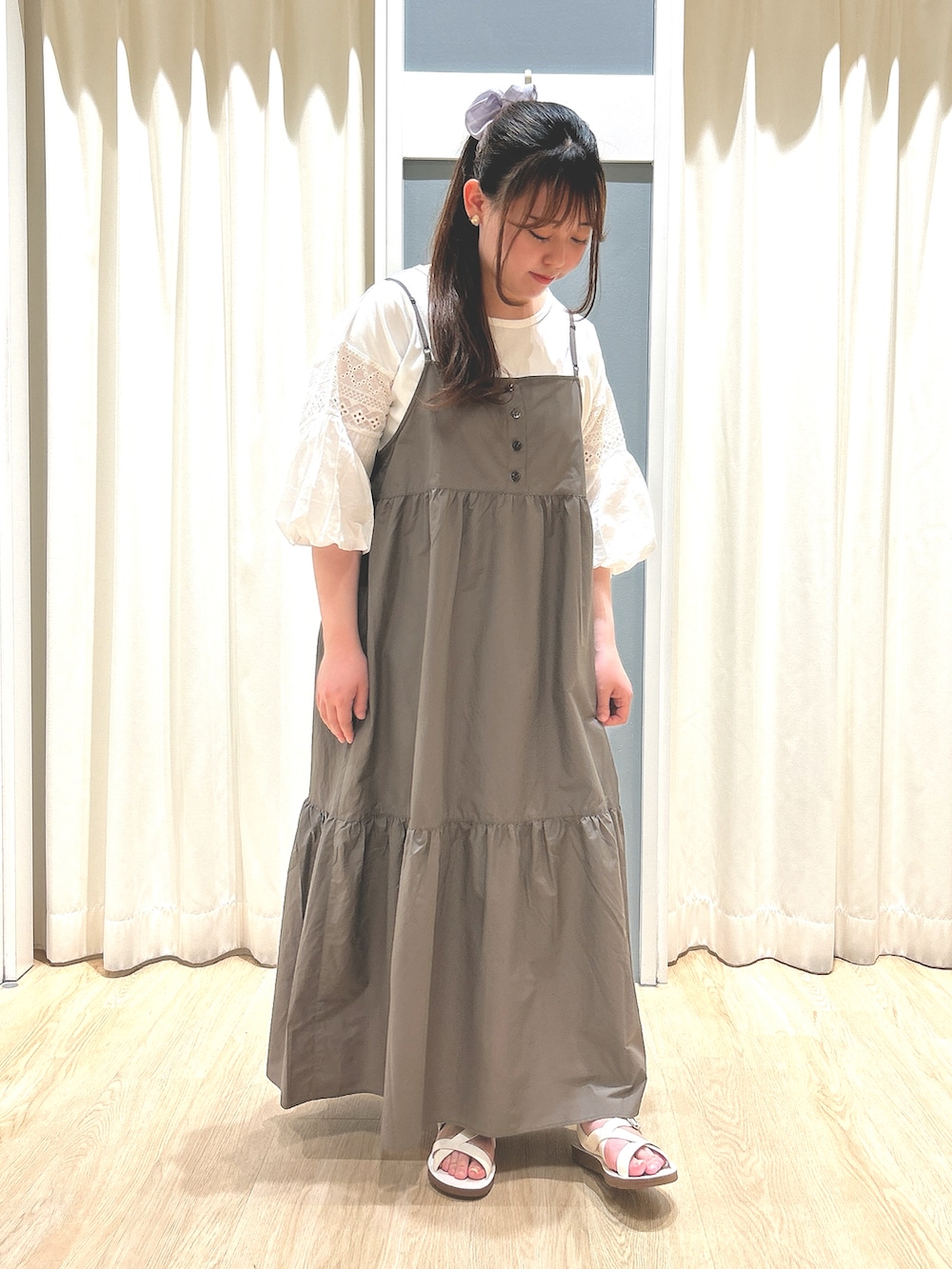 ブラウン系のワンピース、ホワイト系のTシャツ/カットソーを着用したレディースの夏コーディネートの3枚目の写真