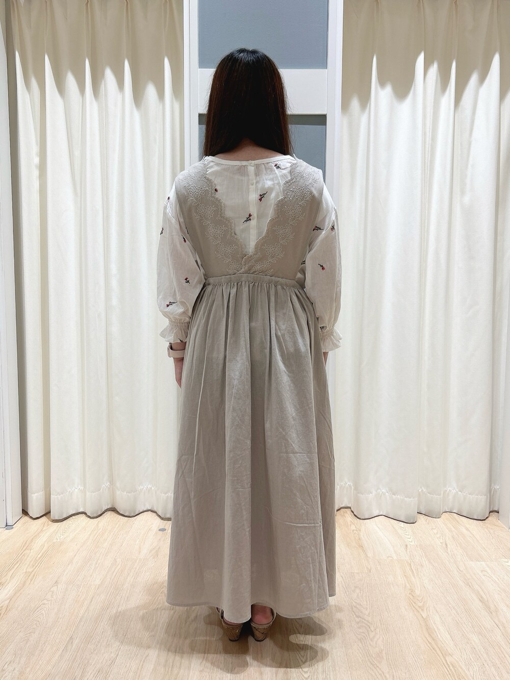 ホワイト系のワンピース、ホワイト系のシャツ/ブラウスを着用したレディースの夏コーディネートの4枚目の写真