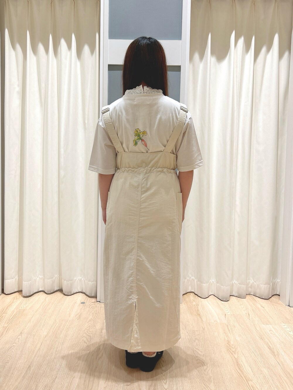 ホワイト系のスカート、ホワイト系のTシャツ/カットソー、ホワイト系のハンドバッグを着用したレディースの夏コーディネートの4枚目の写真