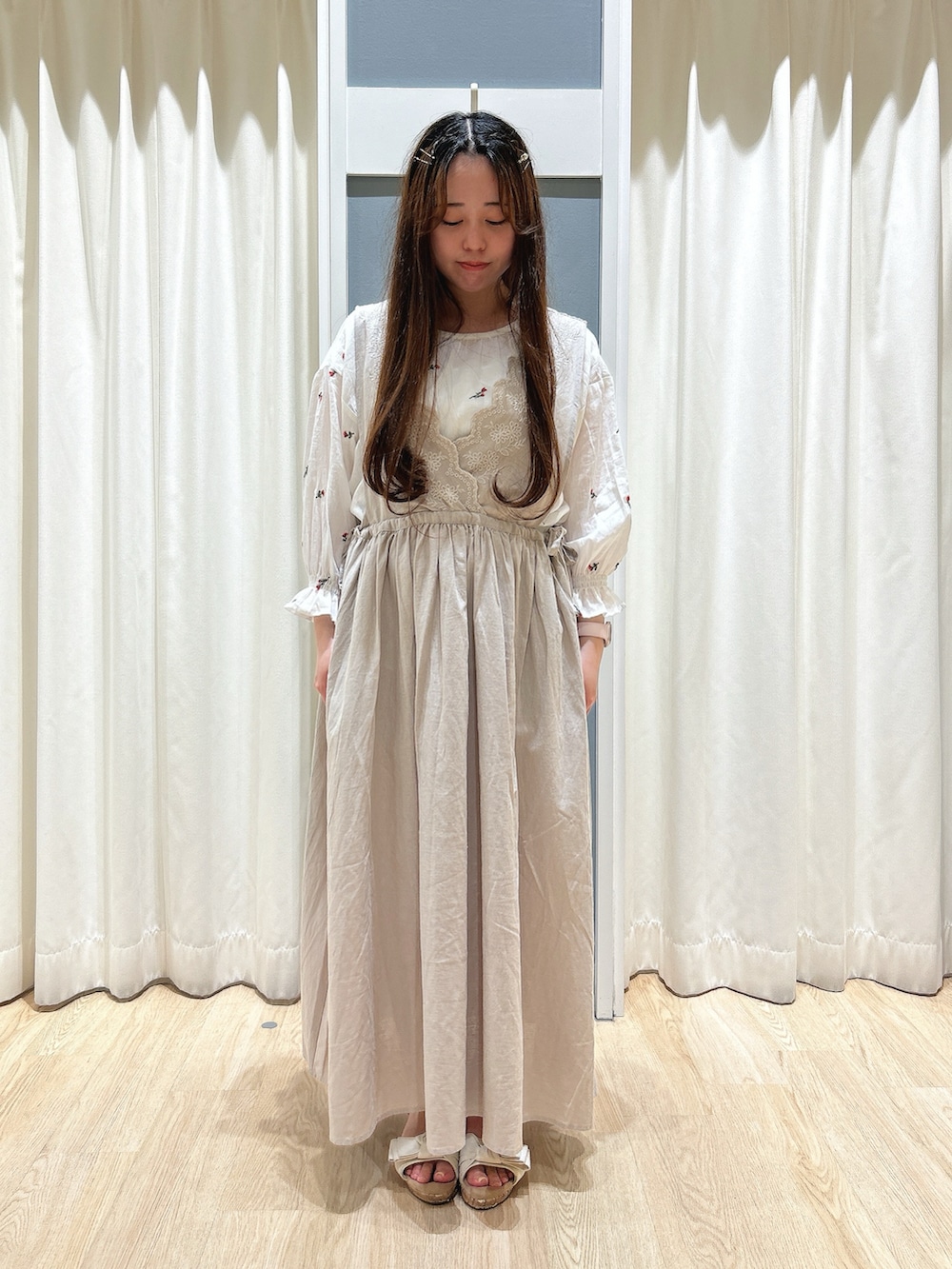 ホワイト系のワンピース、ホワイト系のシャツ/ブラウスを着用したレディースの夏コーディネートの2枚目の写真