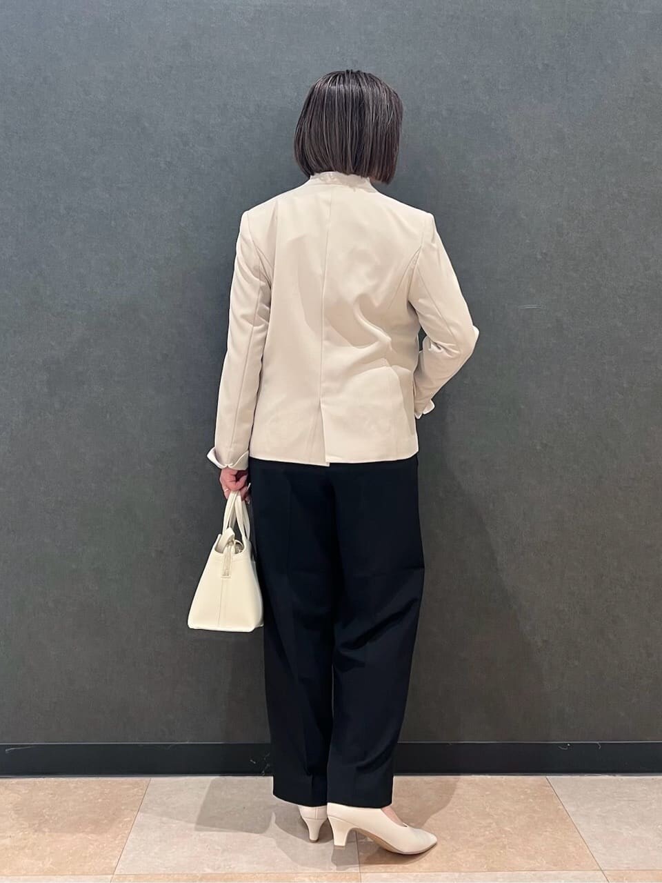 ベージュ系のノーカラージャケット、ホワイト系のシャツ/ブラウス、ブラック系のその他パンツを着用したレディースの冬コーディネートの3枚目の写真
