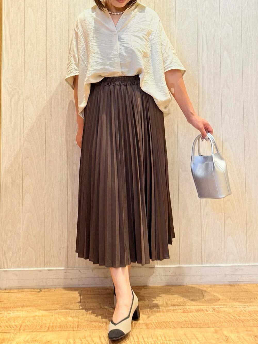 ベージュ系のシャツ/ブラウス、ブラック系のパンプス、ブラウン系のスカートを着用したレディースの秋コーディネートの5枚目の写真