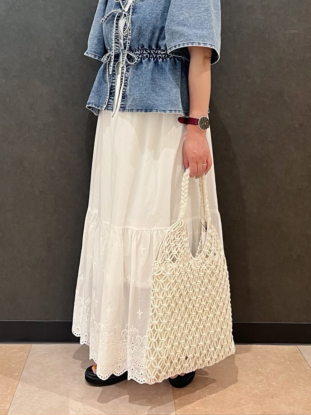 ホワイト系のタンクトップ、ブルー系のTシャツ/カットソー、ホワイト系のスカートを着用したレディースの夏コーディネートの6枚目の写真