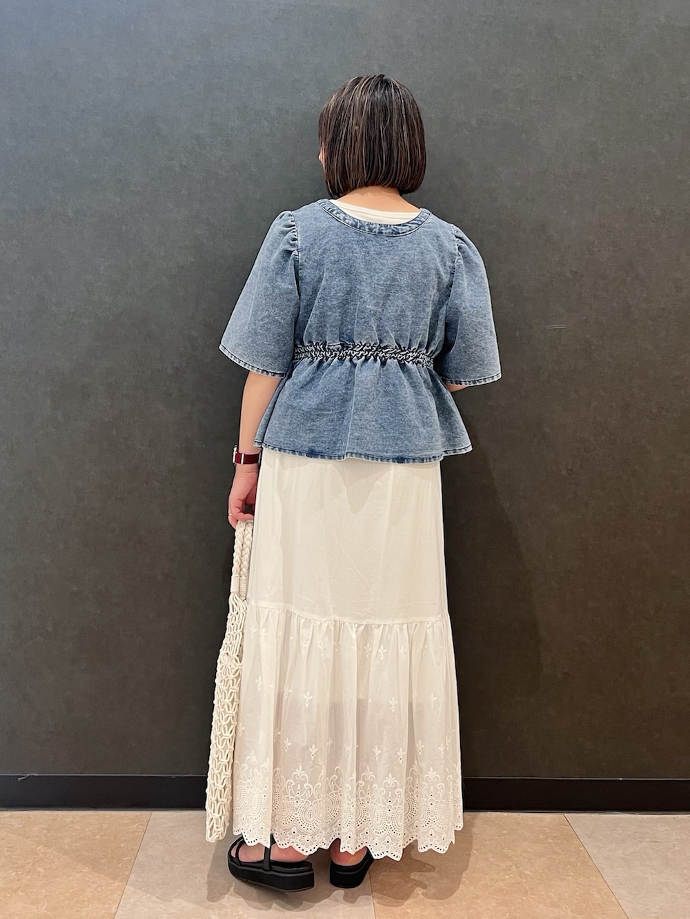 ホワイト系のタンクトップ、ブルー系のTシャツ/カットソー、ホワイト系のスカートを着用したレディースの夏コーディネートの3枚目の写真