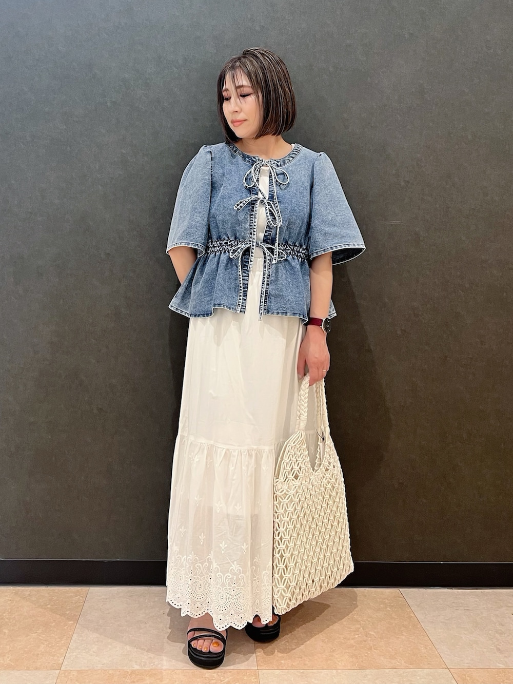 ホワイト系のタンクトップ、ブルー系のTシャツ/カットソー、ホワイト系のスカートを着用したレディースの夏コーディネートの4枚目の写真