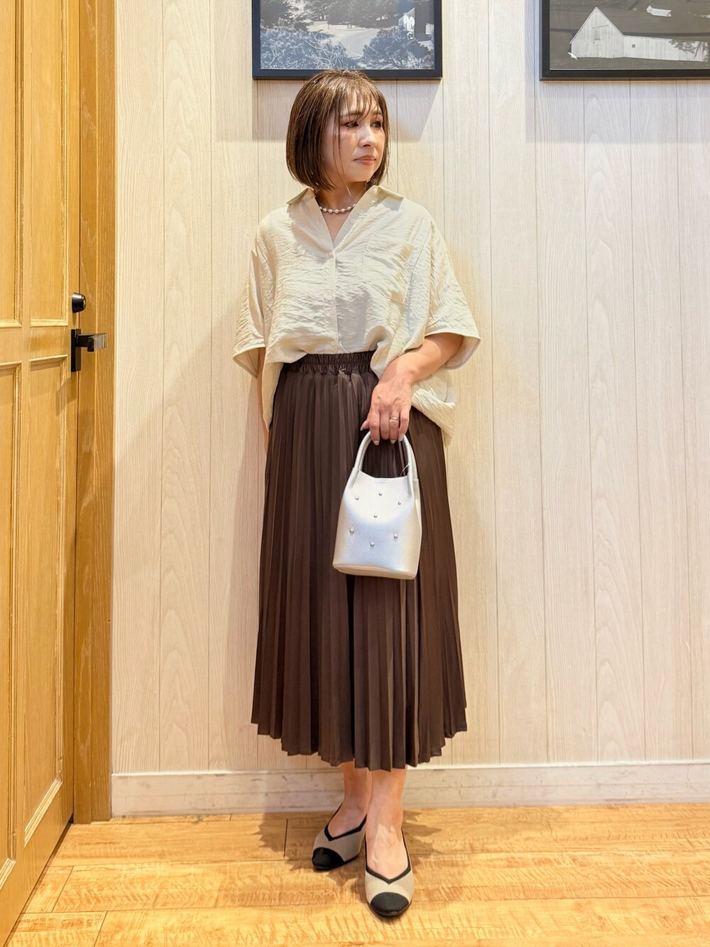 ベージュ系のシャツ/ブラウス、ブラック系のパンプス、ブラウン系のスカートを着用したレディースの秋コーディネートの4枚目の写真