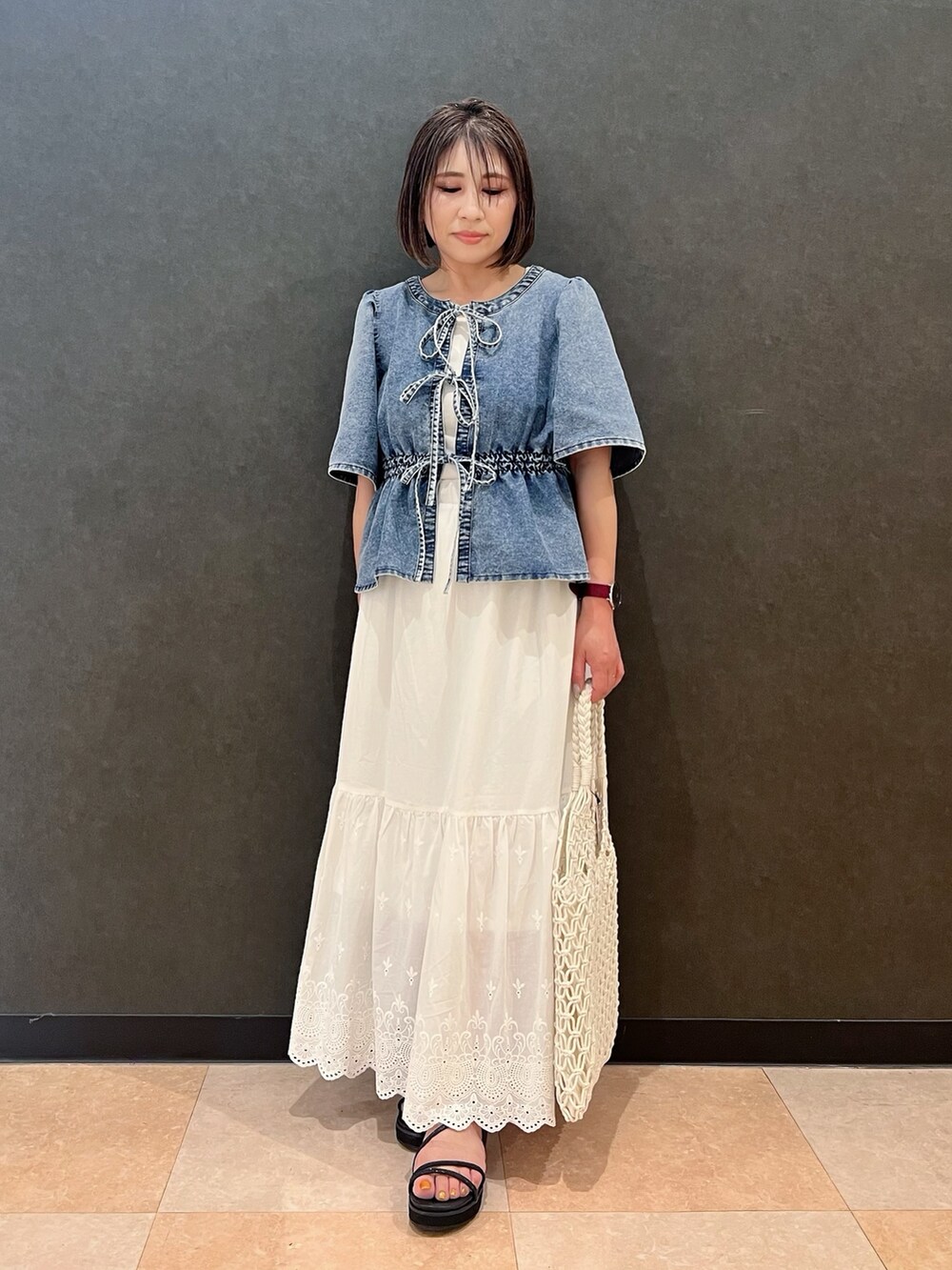 ホワイト系のタンクトップ、ブルー系のTシャツ/カットソー、ホワイト系のスカートを着用したレディースの夏コーディネートの5枚目の写真