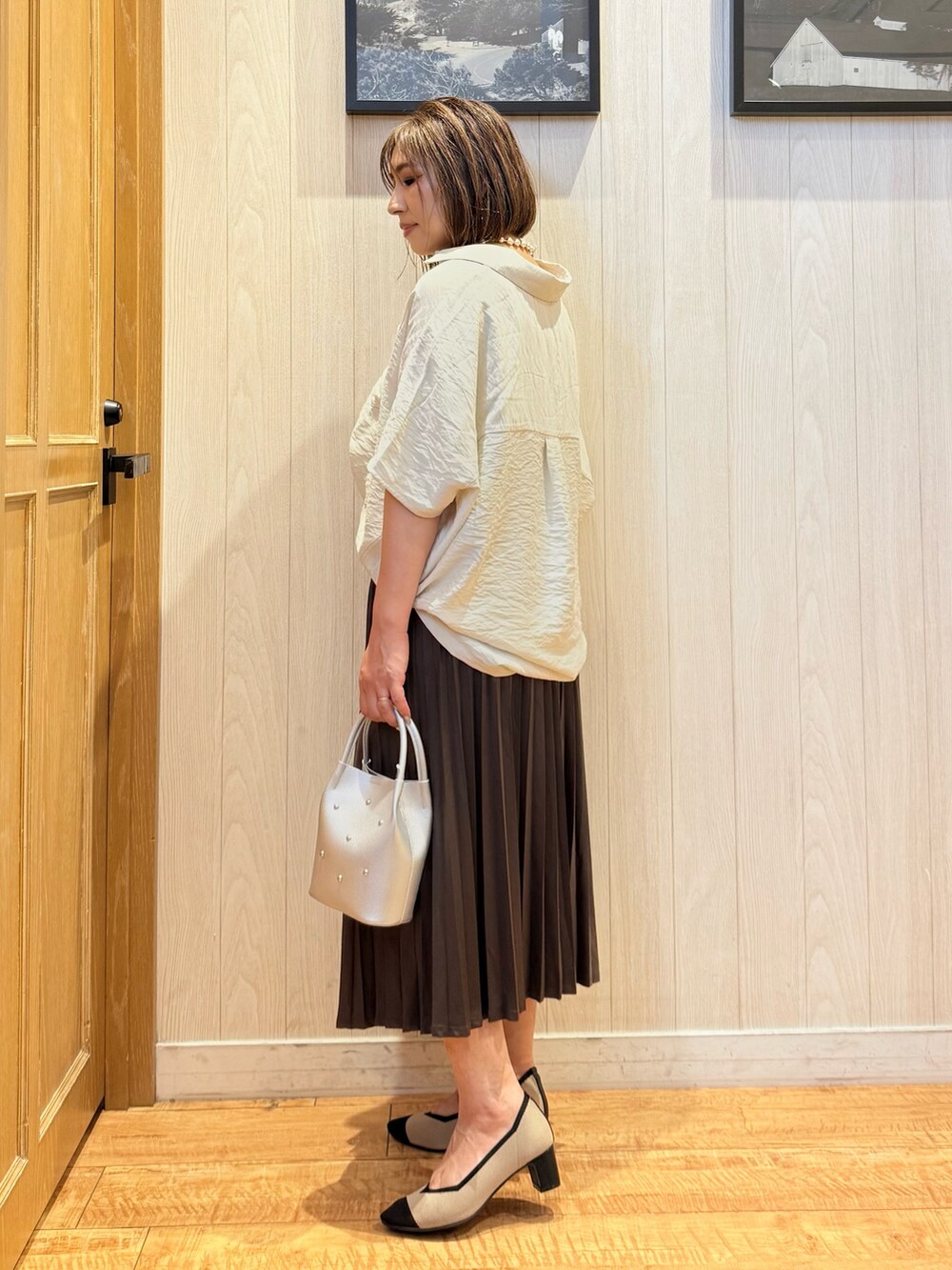 ベージュ系のシャツ/ブラウス、ブラック系のパンプス、ブラウン系のスカートを着用したレディースの秋コーディネートの2枚目の写真