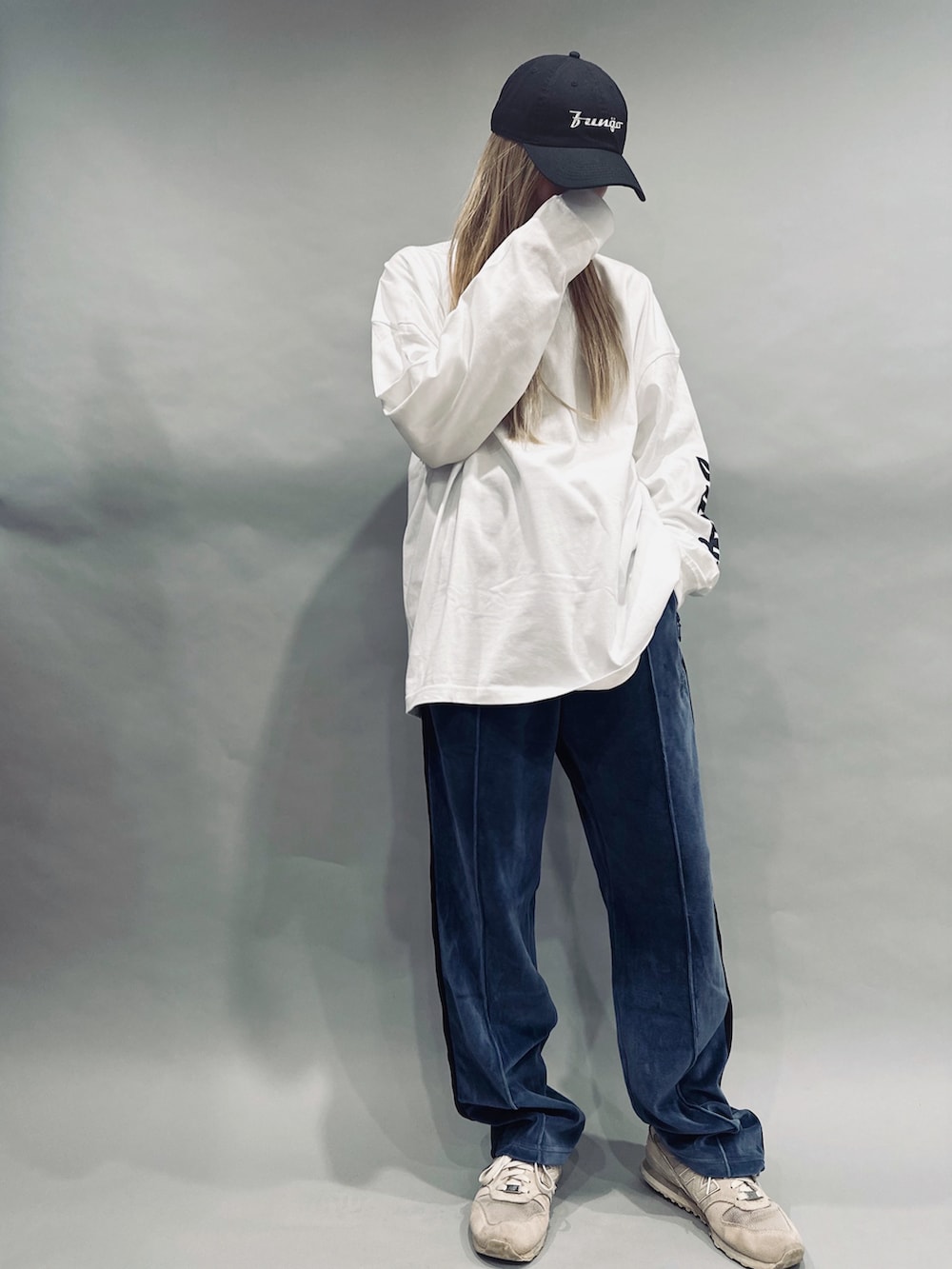 ブルー系のその他パンツ、ホワイト系のスニーカー、ホワイト系のTシャツ/カットソーを着用したレディースの秋コーディネートの3枚目の写真