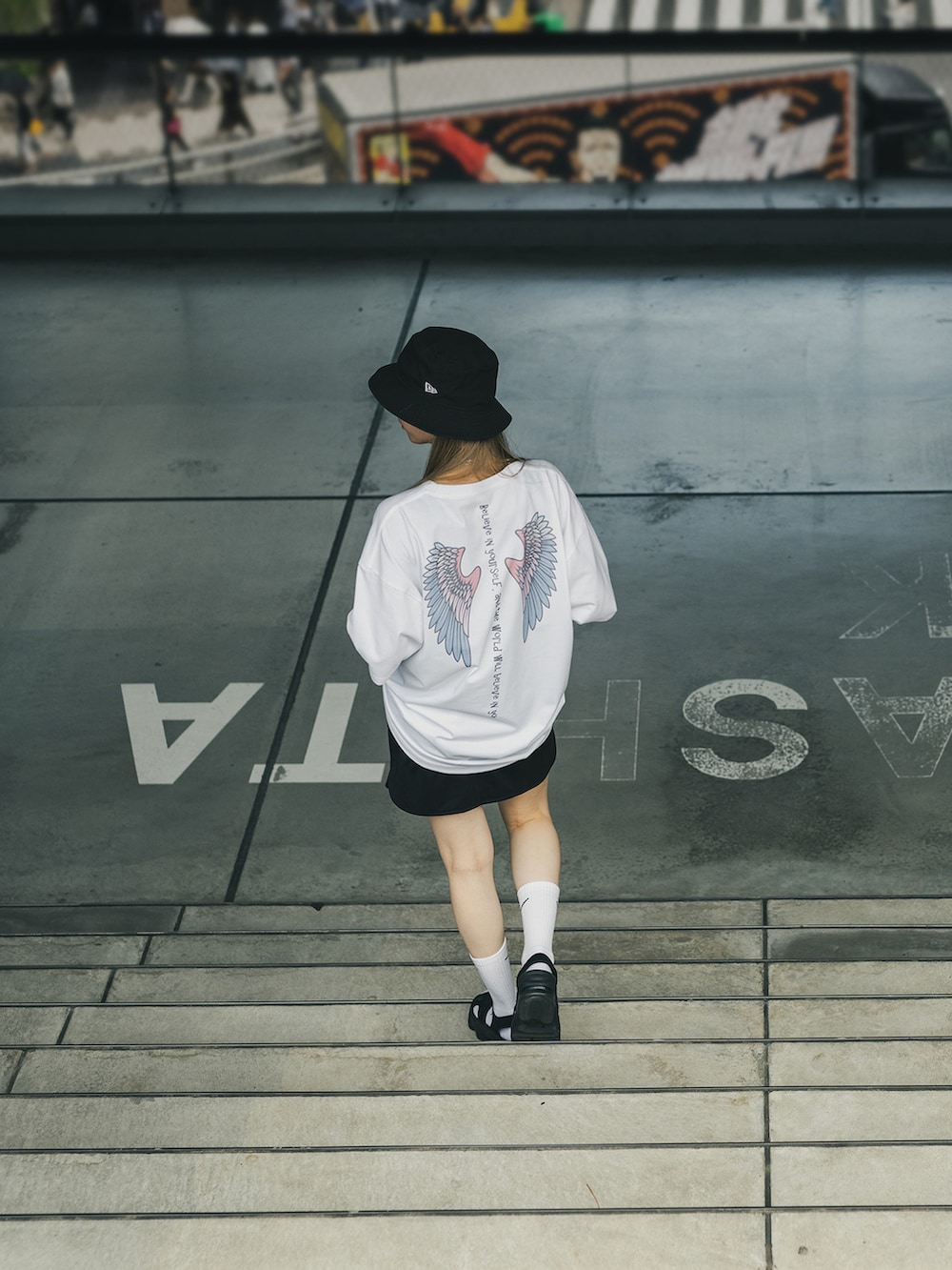 ブラック系のサンダル、ブラック系のスカート、その他のTシャツ/カットソーを着用したレディースの秋コーディネートの2枚目の写真