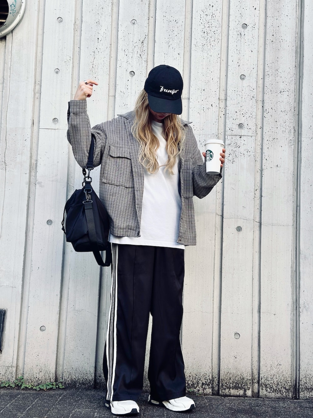 ホワイト系のTシャツ/カットソー、ブラック系のその他パンツ、ブラック系のショルダーバッグを着用したレディースの秋コーディネートの3枚目の写真