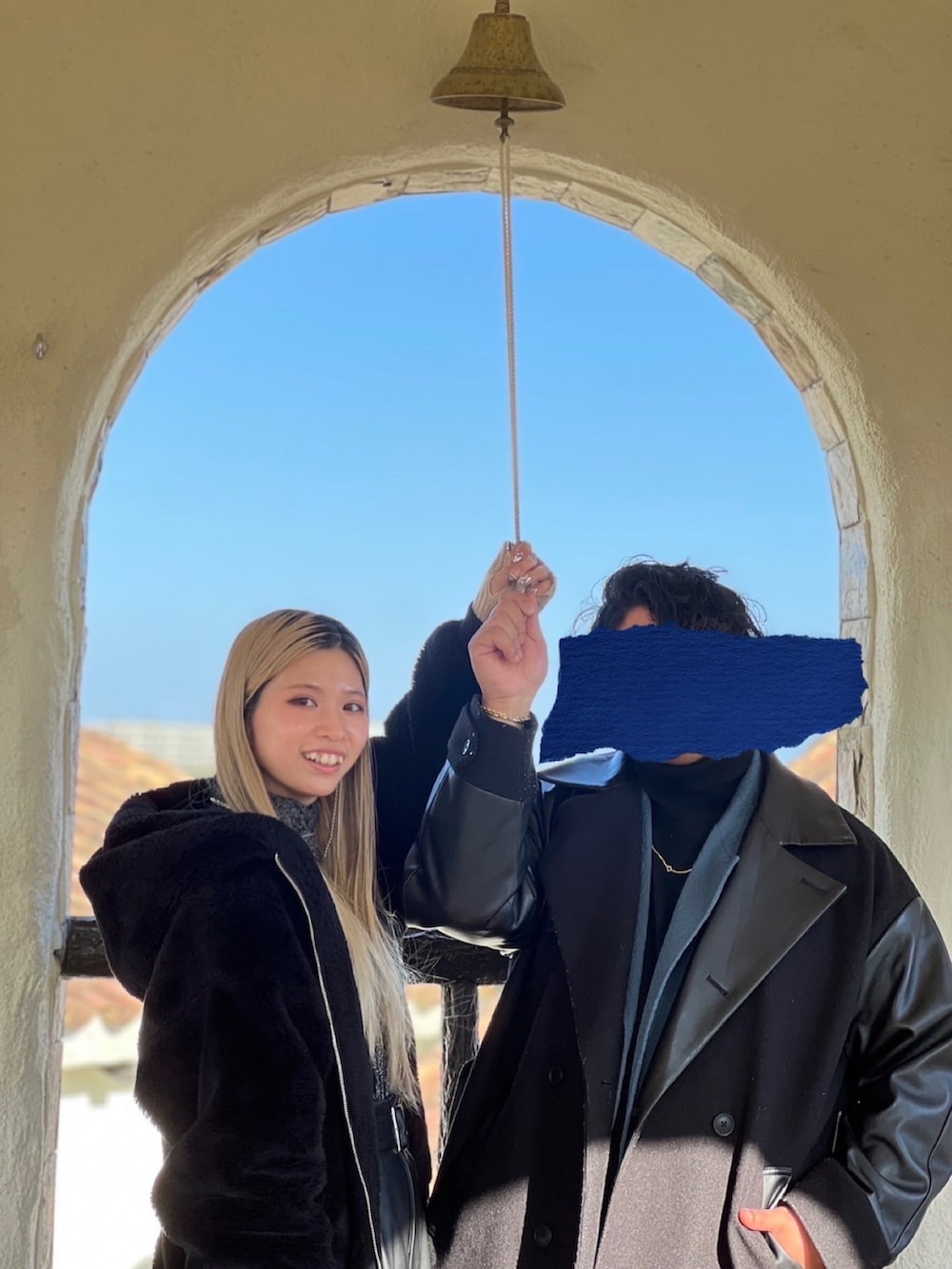 ブラック系のニット/セーター、ブラック系のその他パンツ、ブラック系のブーツを着用したレディースの冬コーディネートの2枚目の写真