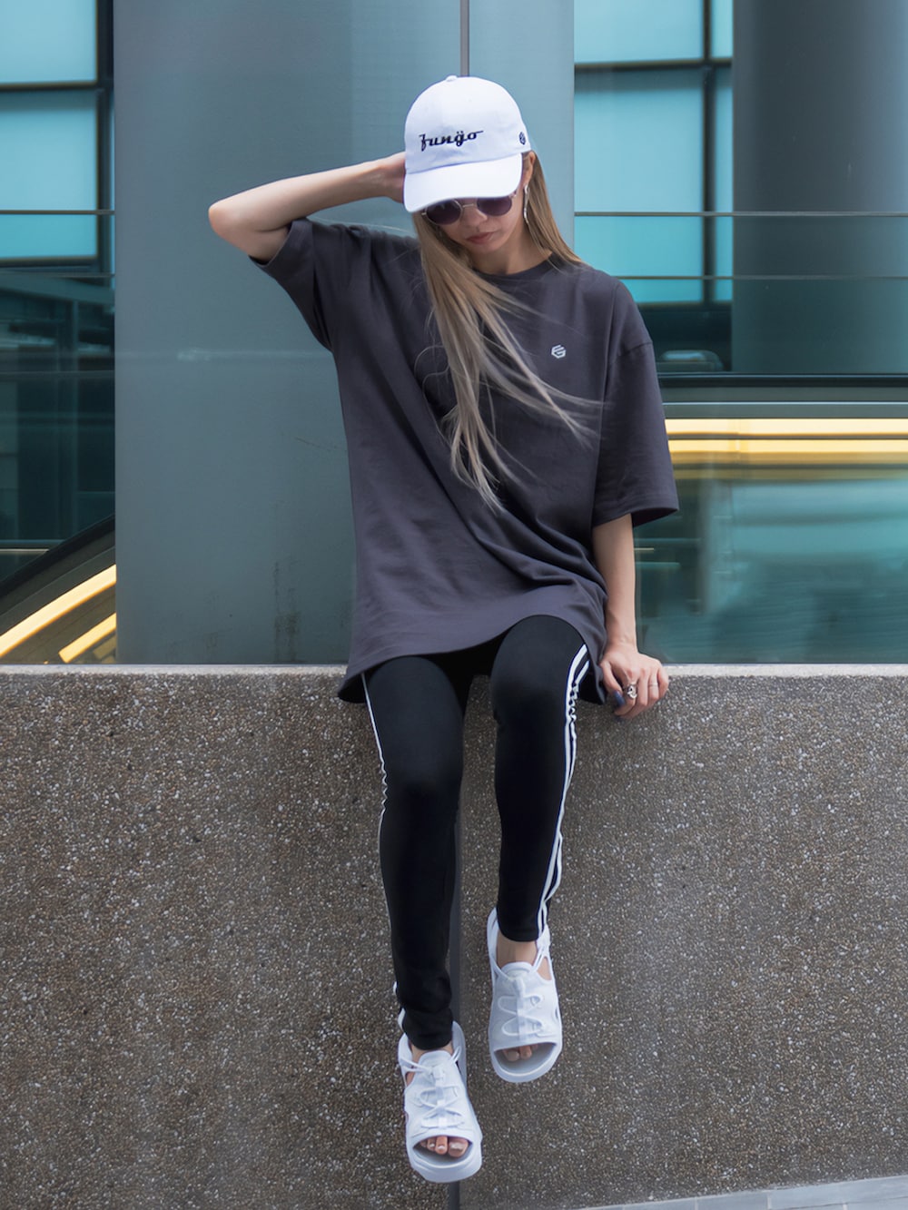 ホワイト系のサンダル、グレー系のTシャツ/カットソー、シルバー系のネックレスを着用したレディースの秋コーディネートの4枚目の写真