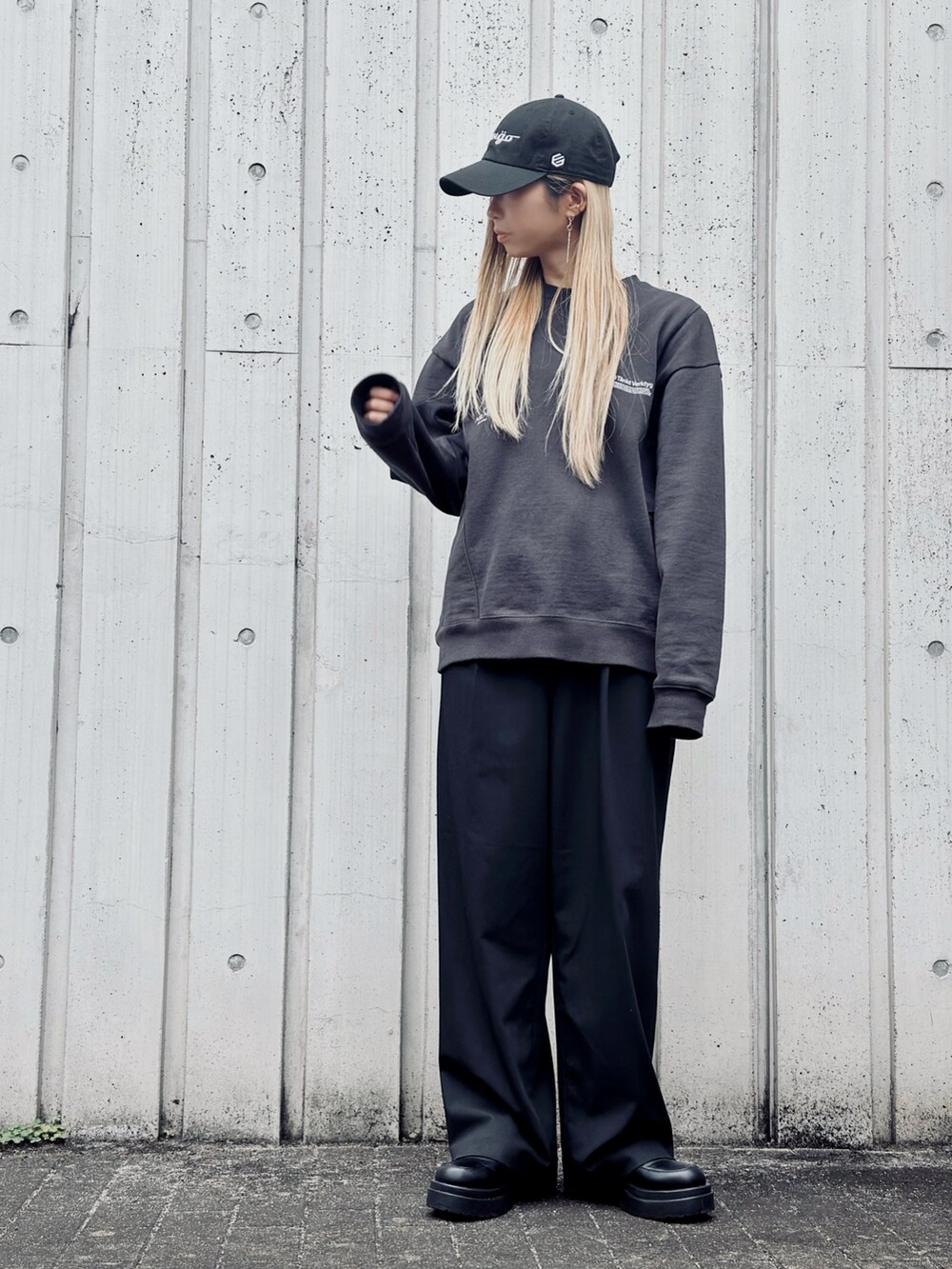 ブラック系のその他パンツ、ブラック系のローファー、ブラック系のスウェットを着用したレディースの秋コーディネートの2枚目の写真