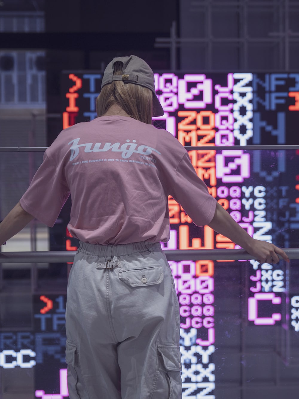 ピンク系のTシャツ/カットソー、ベージュ系のカーゴパンツ、ブラック系のサンダルを着用したレディースの春コーディネートの3枚目の写真