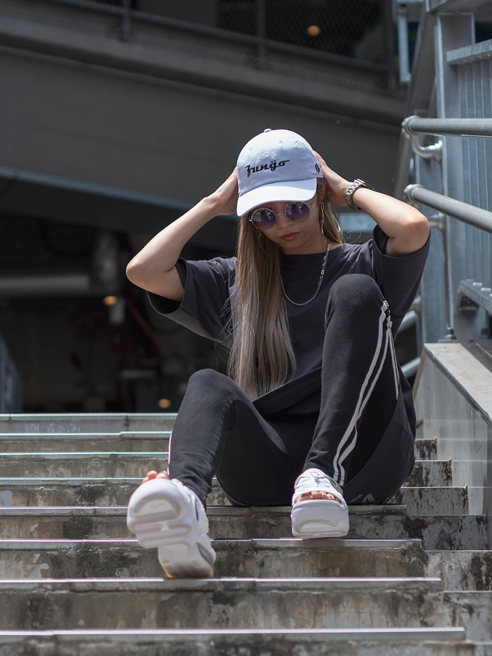 ホワイト系のサンダル、グレー系のTシャツ/カットソー、シルバー系のネックレスを着用したレディースの秋コーディネートの3枚目の写真