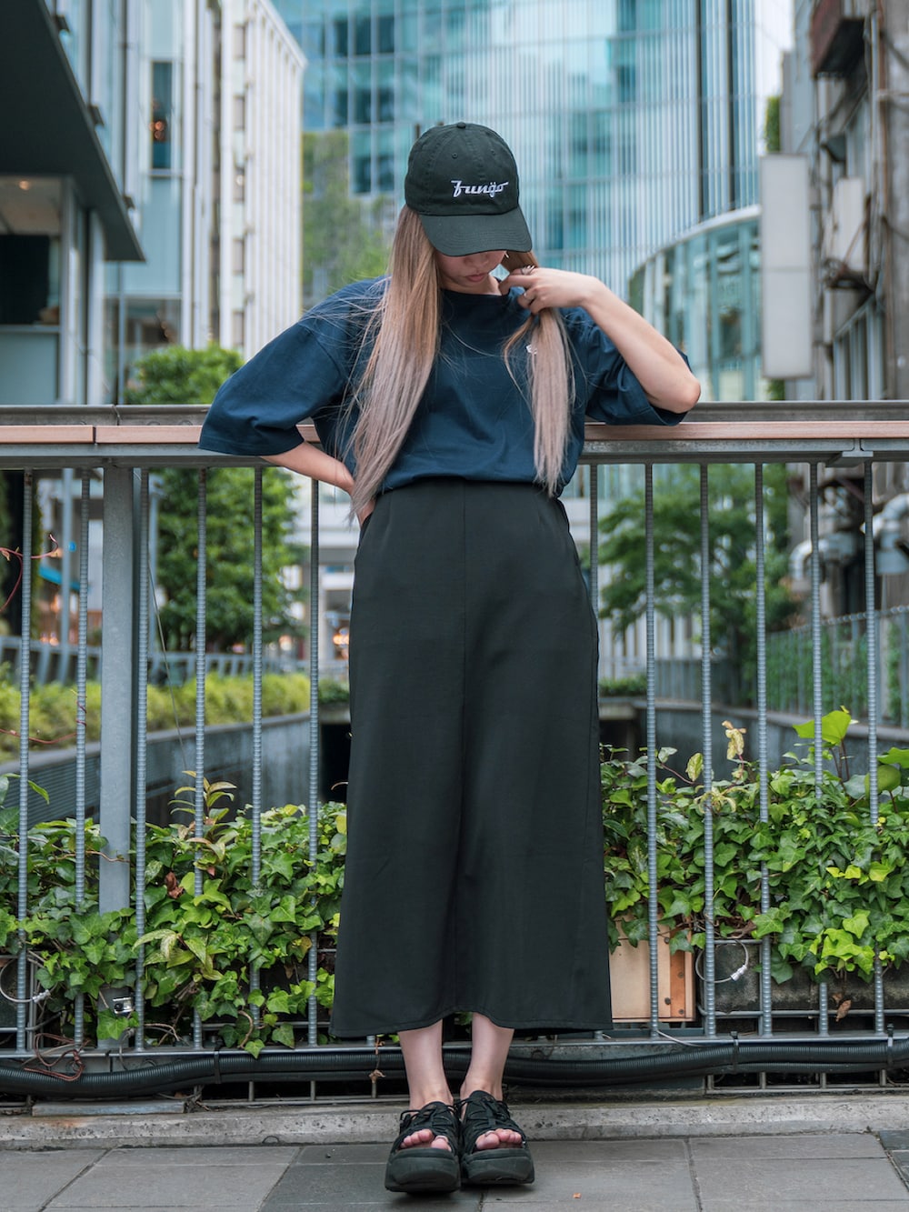 ブラック系のサンダル、ブルー系のTシャツ/カットソーを着用したレディースの秋コーディネートの3枚目の写真