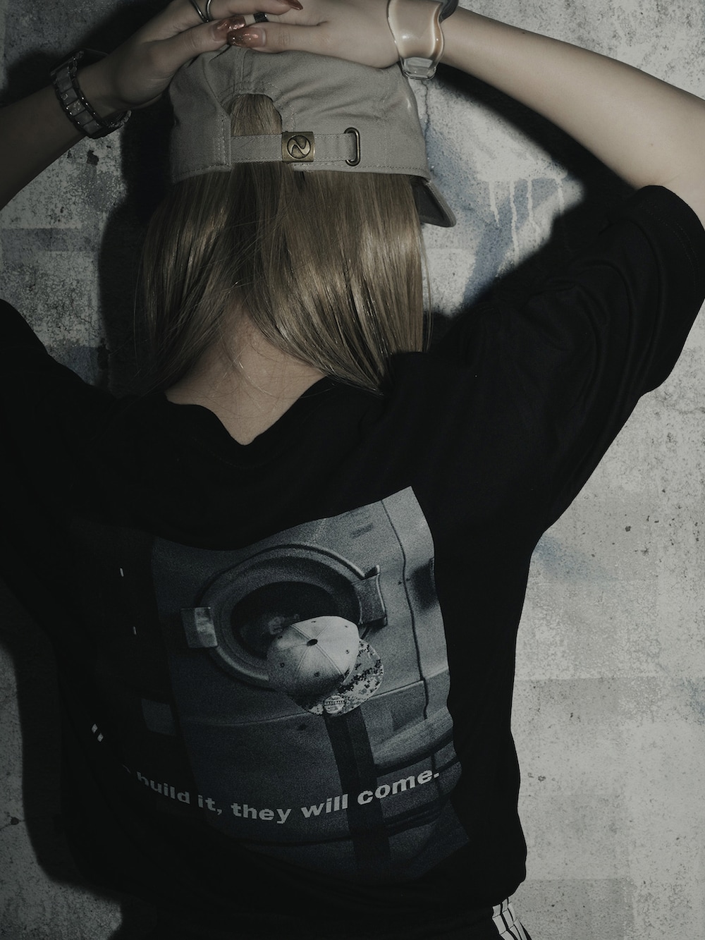 ブラック系のその他パンツ、ブラック系のサンダル、ブラック系のTシャツ/カットソーを着用したレディースの秋コーディネートの5枚目の写真