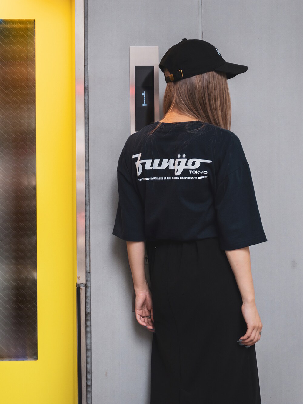 ブラック系のサンダル、ブルー系のTシャツ/カットソーを着用したレディースの秋コーディネートの4枚目の写真