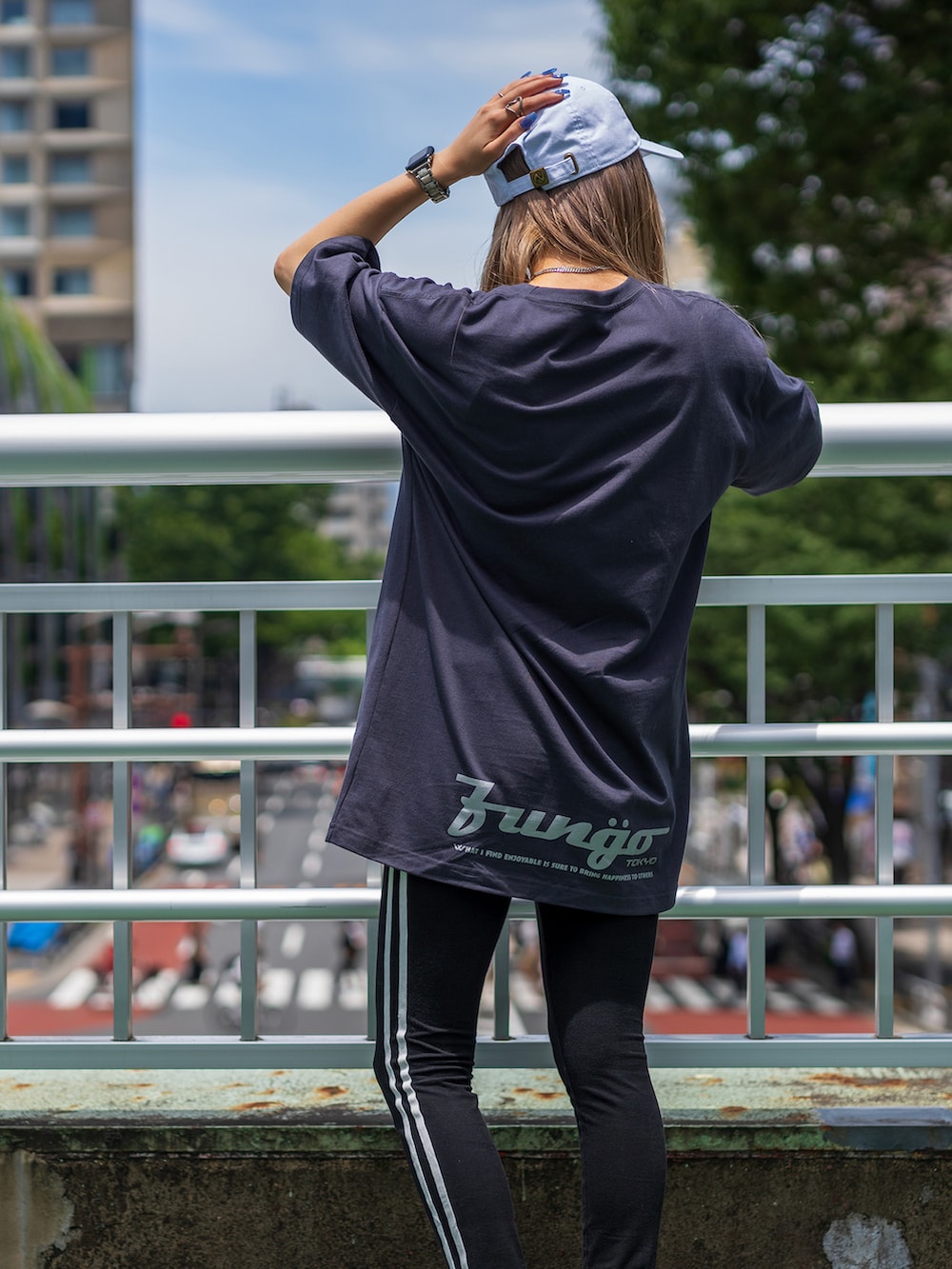 ホワイト系のサンダル、グレー系のTシャツ/カットソー、シルバー系のネックレスを着用したレディースの秋コーディネートの2枚目の写真