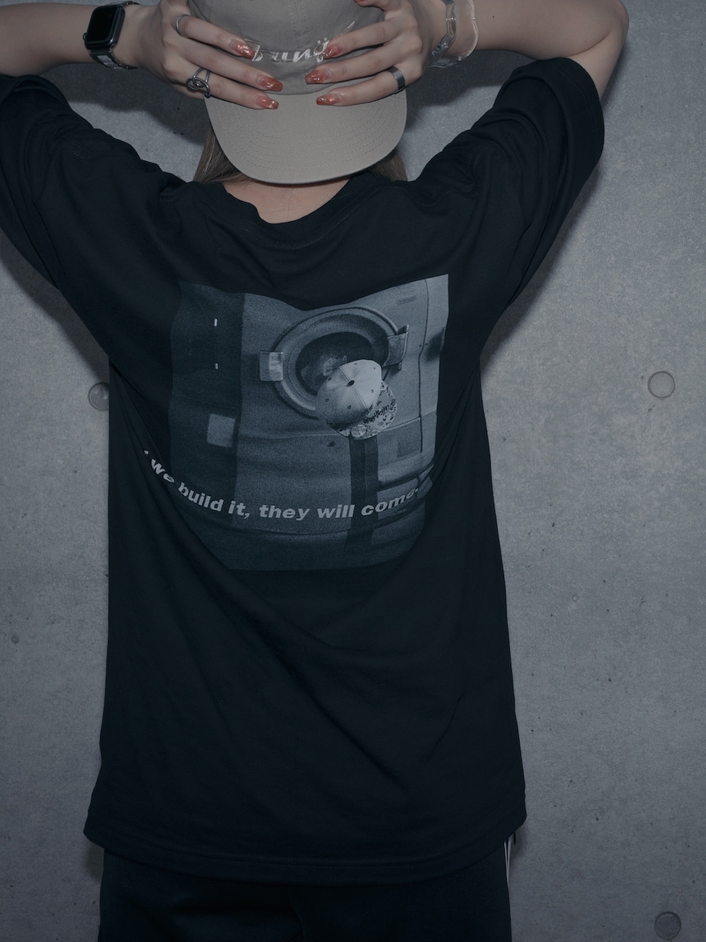 ブラック系のその他パンツ、ブラック系のサンダル、ブラック系のTシャツ/カットソーを着用したレディースの秋コーディネートの2枚目の写真