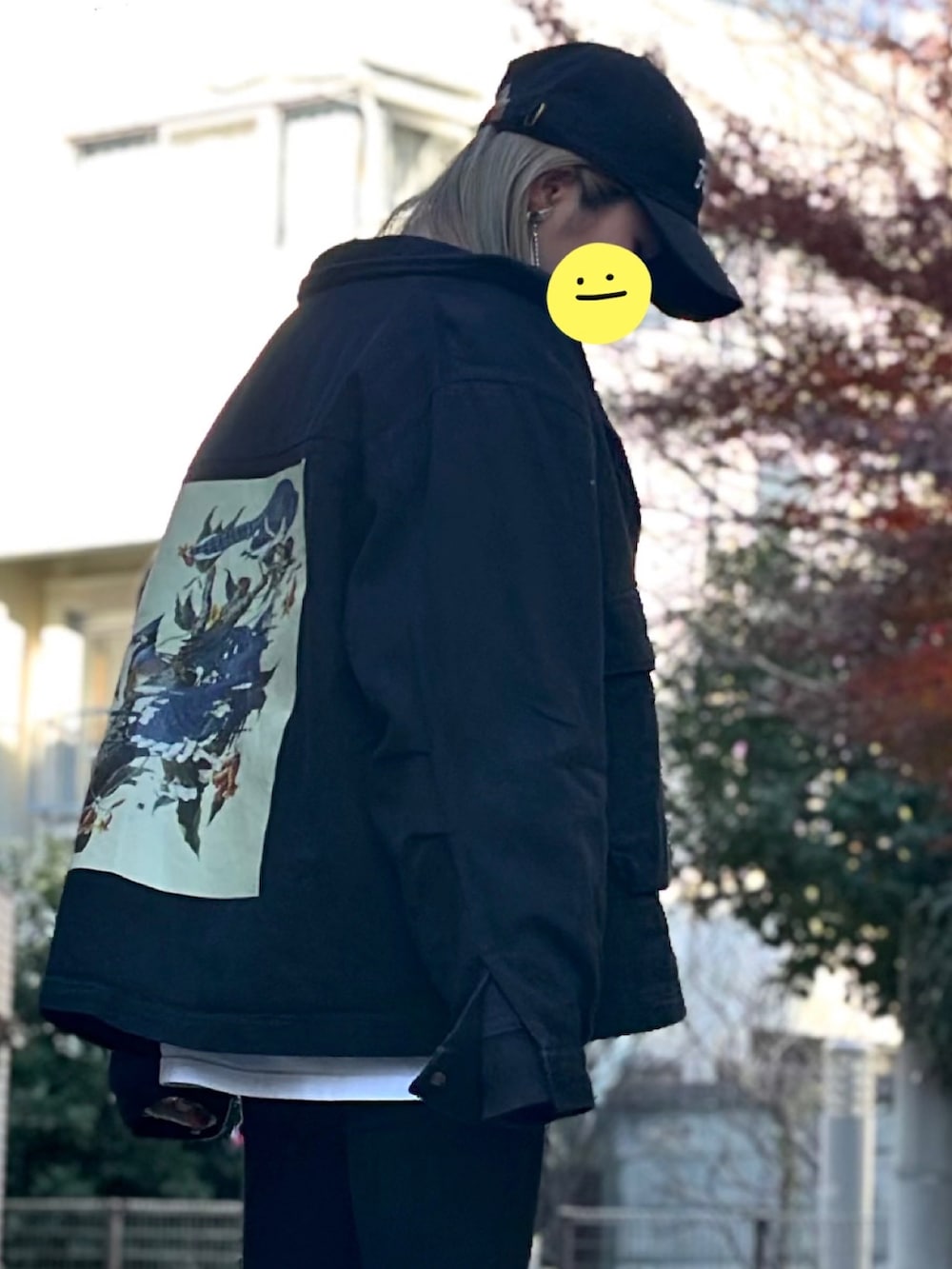 ホワイト系のスニーカー、ブラック系のデニムパンツ、ブラック系のジャケット/アウターを着用したレディースの冬コーディネートの3枚目の写真