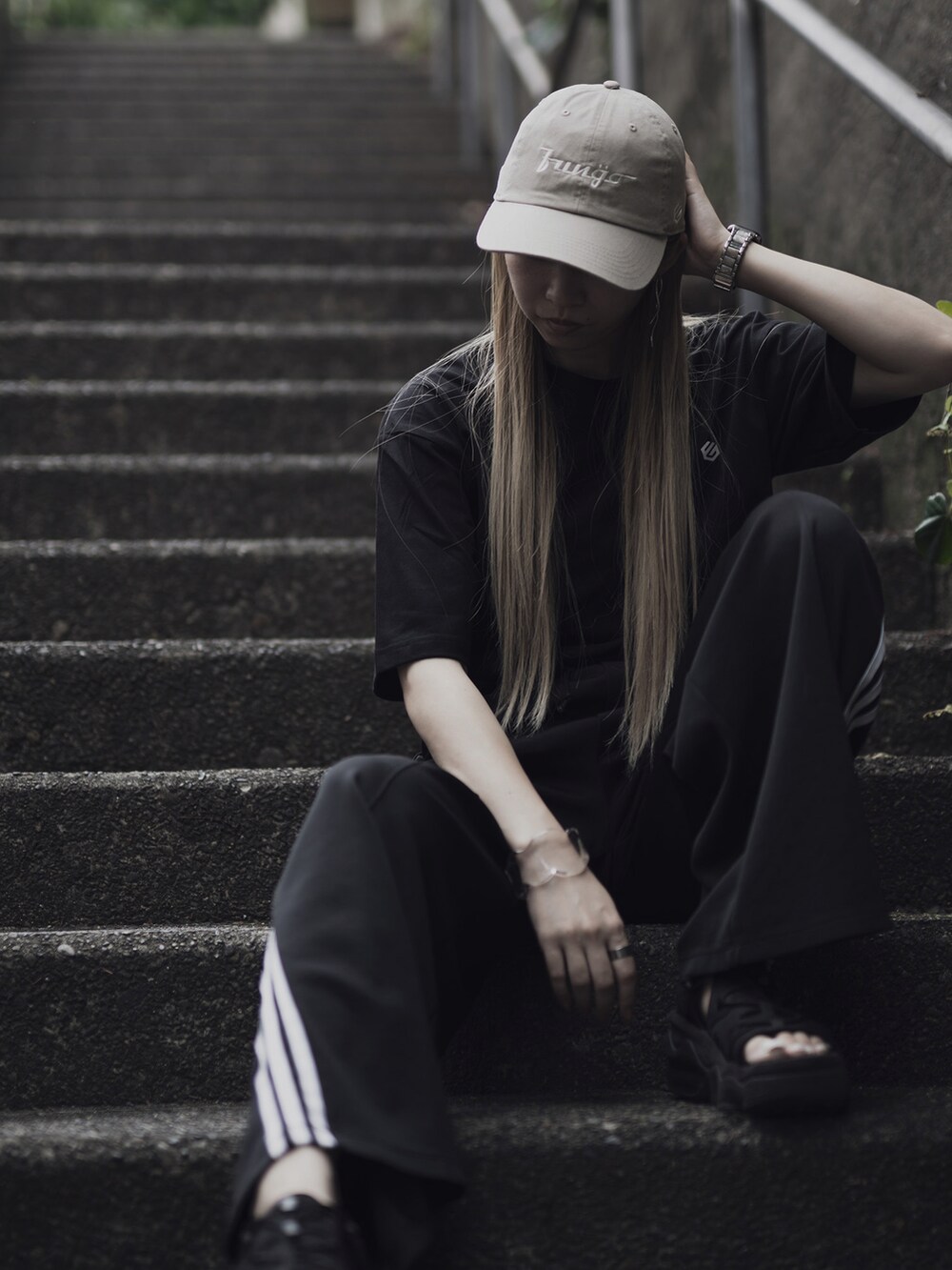 ブラック系のその他パンツ、ブラック系のサンダル、ブラック系のTシャツ/カットソーを着用したレディースの秋コーディネートの4枚目の写真