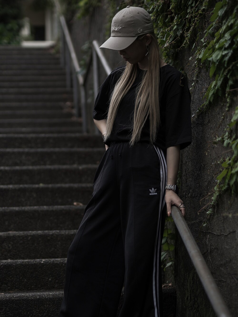 ブラック系のその他パンツ、ブラック系のサンダル、ブラック系のTシャツ/カットソーを着用したレディースの秋コーディネートの3枚目の写真